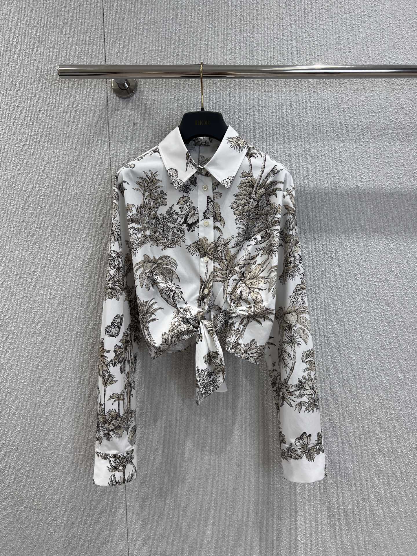 NO:442006,Supports replacement Dio* 25Fw early autumn new model Hazelnut color Palms Ruyi print pattern knotted short shirt丨Exclusive yb development!  High-end production!  Elaborately made of white and hazelnut-colored cotton poplin, depicting a dense jungle that is home to a variety of wild animals, paying tribute to the beauty of nature. The short regular style, button opening and closing highlights the waist and enhances the style. It is matched with the matching skirt to create a delicate Dioreviera look. S/M/L real-life details, dior, skirts, shirts, alexander wang19860909支持换款Dio* 25Fw早秋新款 榛果色Palms茹伊印花图案打结短款衬衫丨独家yb开发！高版出品！采用白色和榛果色棉质混纺府绸精心制作,描绘栖息着多样野生动物的茂密丛林,向自然之美致敬.短款常规版型,纽扣开合突显腰部束身效果提升格调.与配套的半身裙搭配,打造精致的Dioriviera 造型.现货发售S/M/L实拍细节图,,dior,skirts,shirts,alexander wang,Women's clothing
