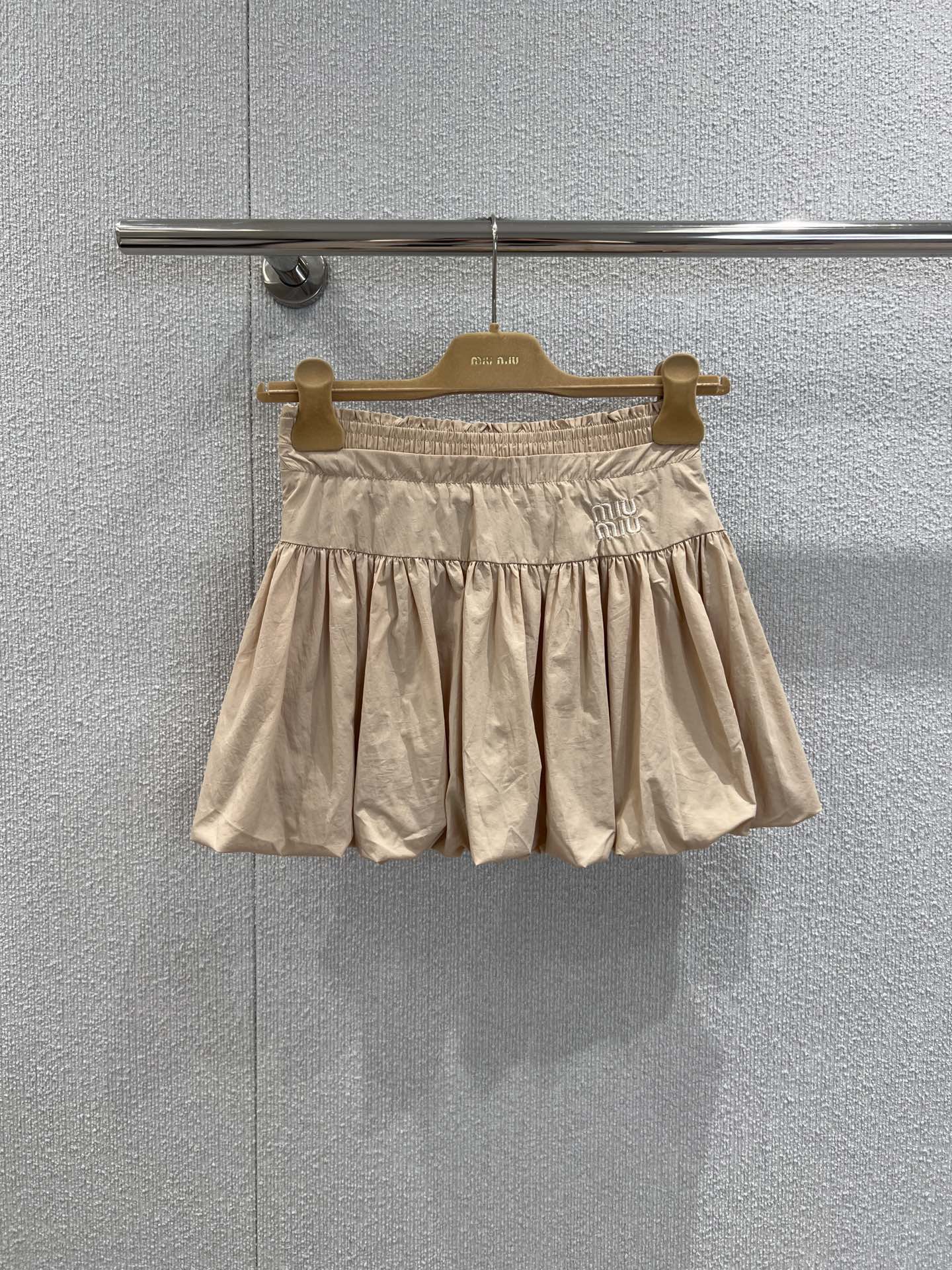 NO:443379,Supports replacement Miumi* 25Ss spring and summer new style, letter embroidered high-waisted flower bud pleated short skirt (including shorts)丨Exclusive high-end product!  A short skirt that reduces age and has a fashionable feeling. Close your eyes and has a safety pants inside to wear. You can feel free to wear it. The age-reducing college style is sweet and cute. The A-version skirt is super good, and the lengthening ratio shows your legs. The must-have items for sisters to go out to party!  S/M/L real photos of S/M/L on spot sale, miumiu, skirts, shorts, alexander wang19860909支持换款 Miumi* 25Ss春夏新款 字母刺绣高腰花苞百褶短裙（内含短裤）丨独家高版出品！减龄又自带时髦感的短裙.闭眼入,内里有加安全裤设计可以完全放心穿.减龄学院风甜美可爱大长腿尽显,A版的裙摆裙型超级好,拉长比例显腿长,姐妹出街聚会必备单品元气满满！现货发售S/M/L实拍细节图,,miumiu,skirts,shorts,alexander wang,Women's clothing
