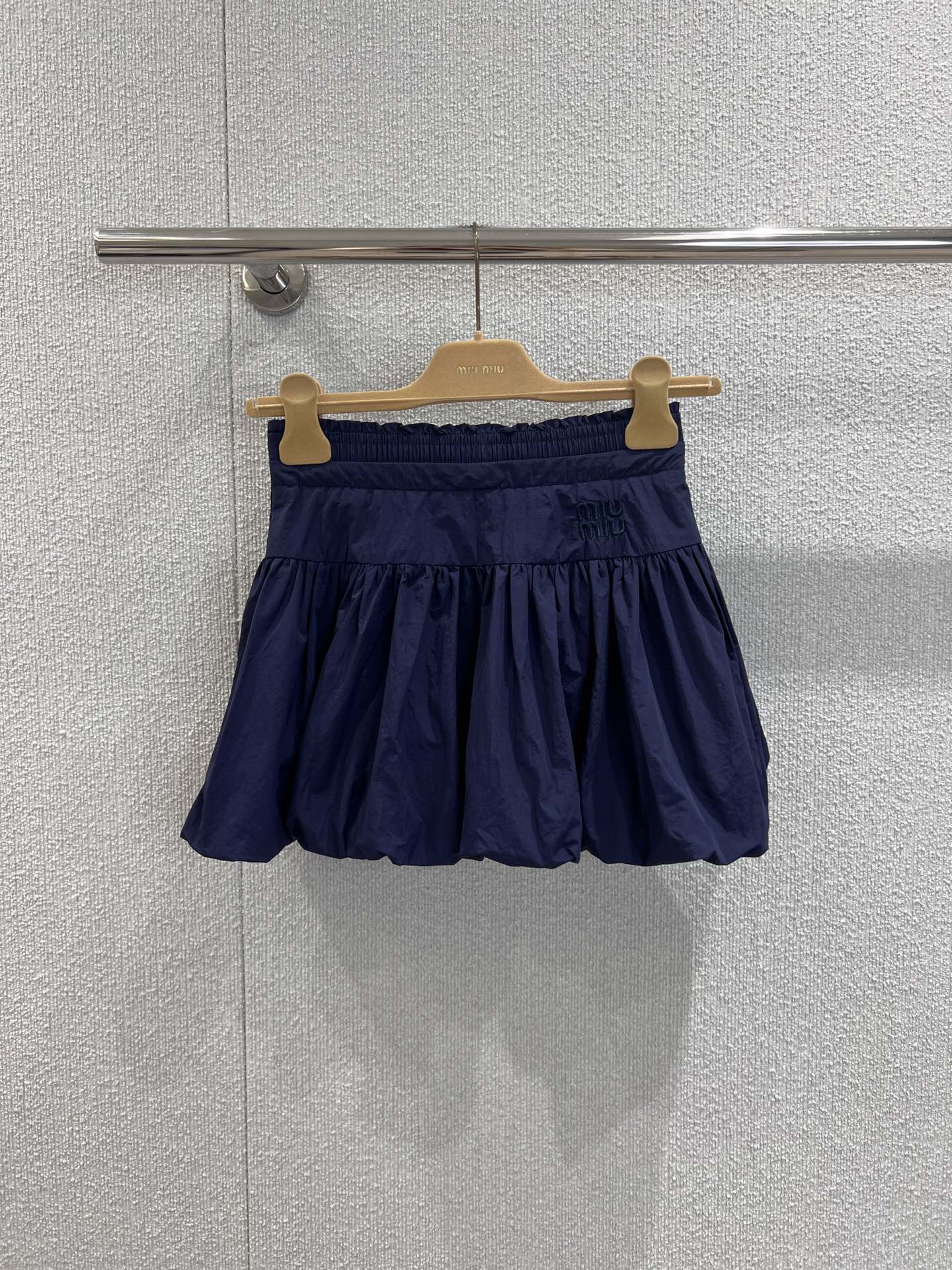 NO:443395,Supports replacement Miumi* 25Ss spring and summer new style, letter embroidered high-waisted flower bud pleated short skirt (including shorts)丨Exclusive high-end product!  A short skirt that reduces age and has a fashionable feeling. Close your eyes and has a safety pants inside to wear. You can feel free to wear it. The age-reducing college style is sweet and cute. The A-version skirt is super good, and the lengthening ratio shows your legs. The must-have items for sisters to go out to party!  S/M/L real photos of S/M/L on spot sale, miumiu, skirts, shorts, alexander wang19860909支持换款 Miumi* 25Ss春夏新款 字母刺绣高腰花苞百褶短裙（内含短裤）丨独家高版出品！减龄又自带时髦感的短裙.闭眼入,内里有加安全裤设计可以完全放心穿.减龄学院风甜美可爱大长腿尽显,A版的裙摆裙型超级好,拉长比例显腿长,姐妹出街聚会必备单品元气满满！现货发售S/M/L实拍细节图,,miumiu,skirts,shorts,alexander wang,Women's clothing