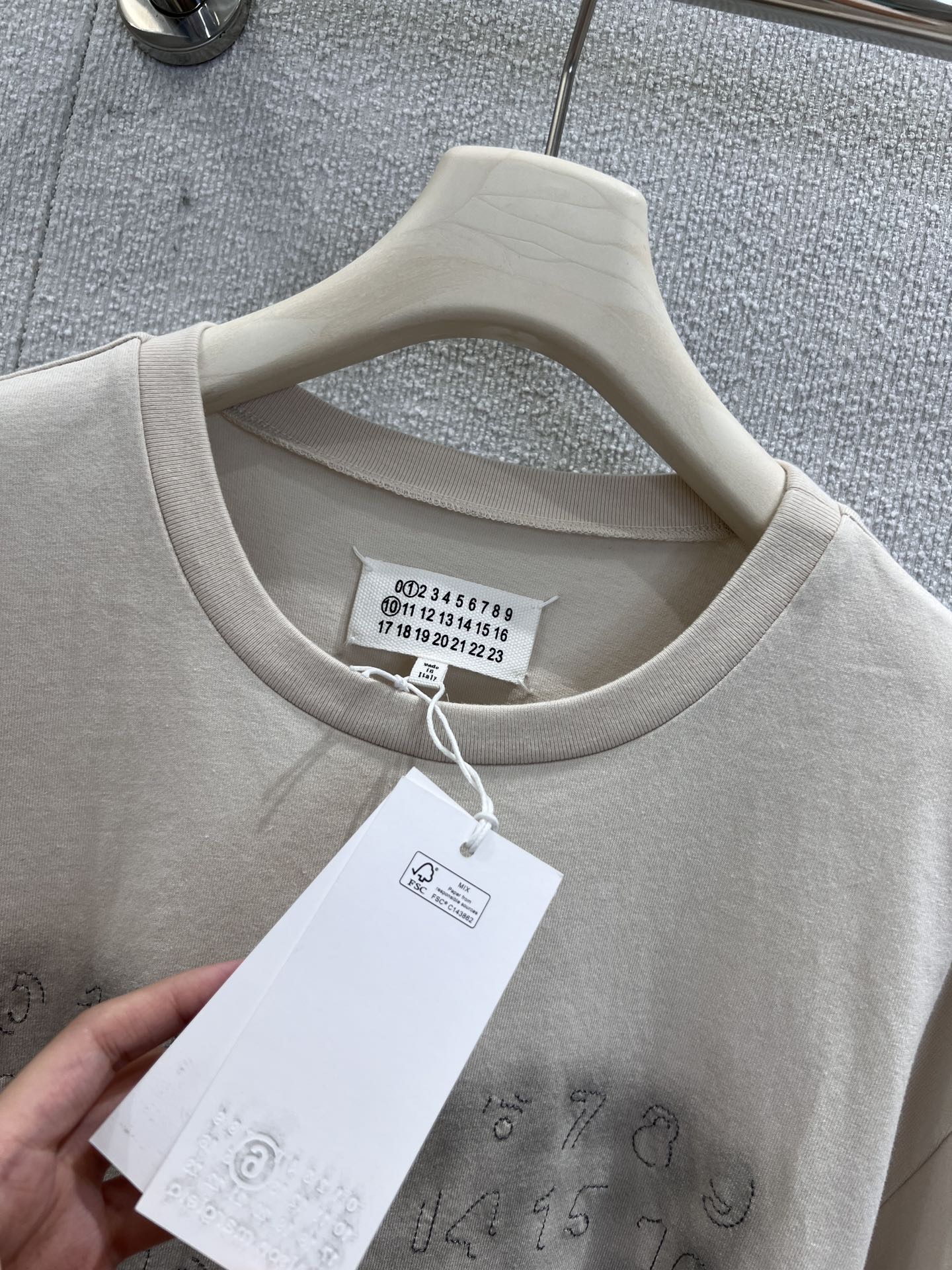 High-End MM6 Digital Suture Logo T-Shirt: Durable and Stylish Upgrade Option - 图片 7
