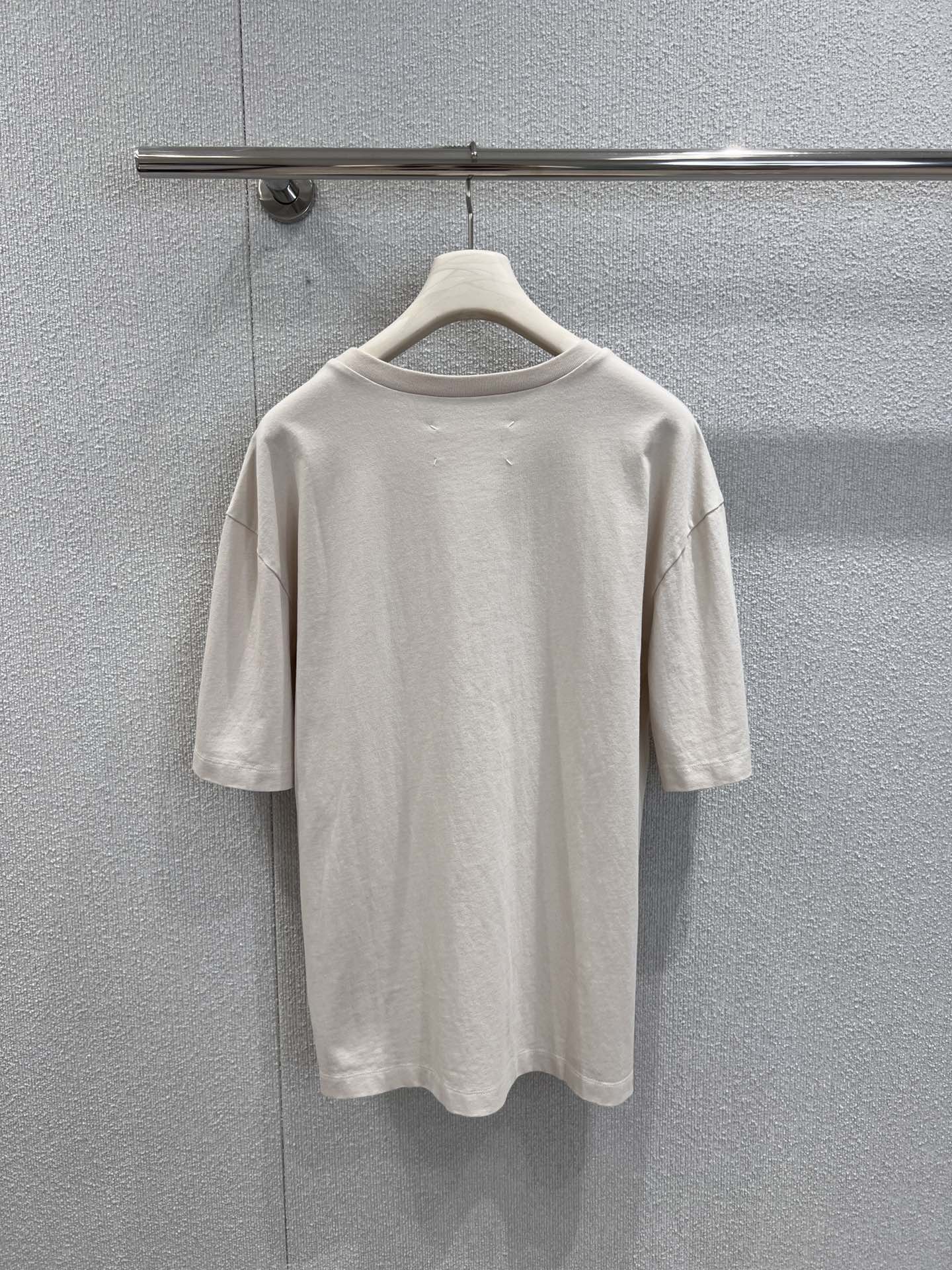 High-End MM6 Digital Suture Logo T-Shirt: Durable and Stylish Upgrade Option - 图片 2