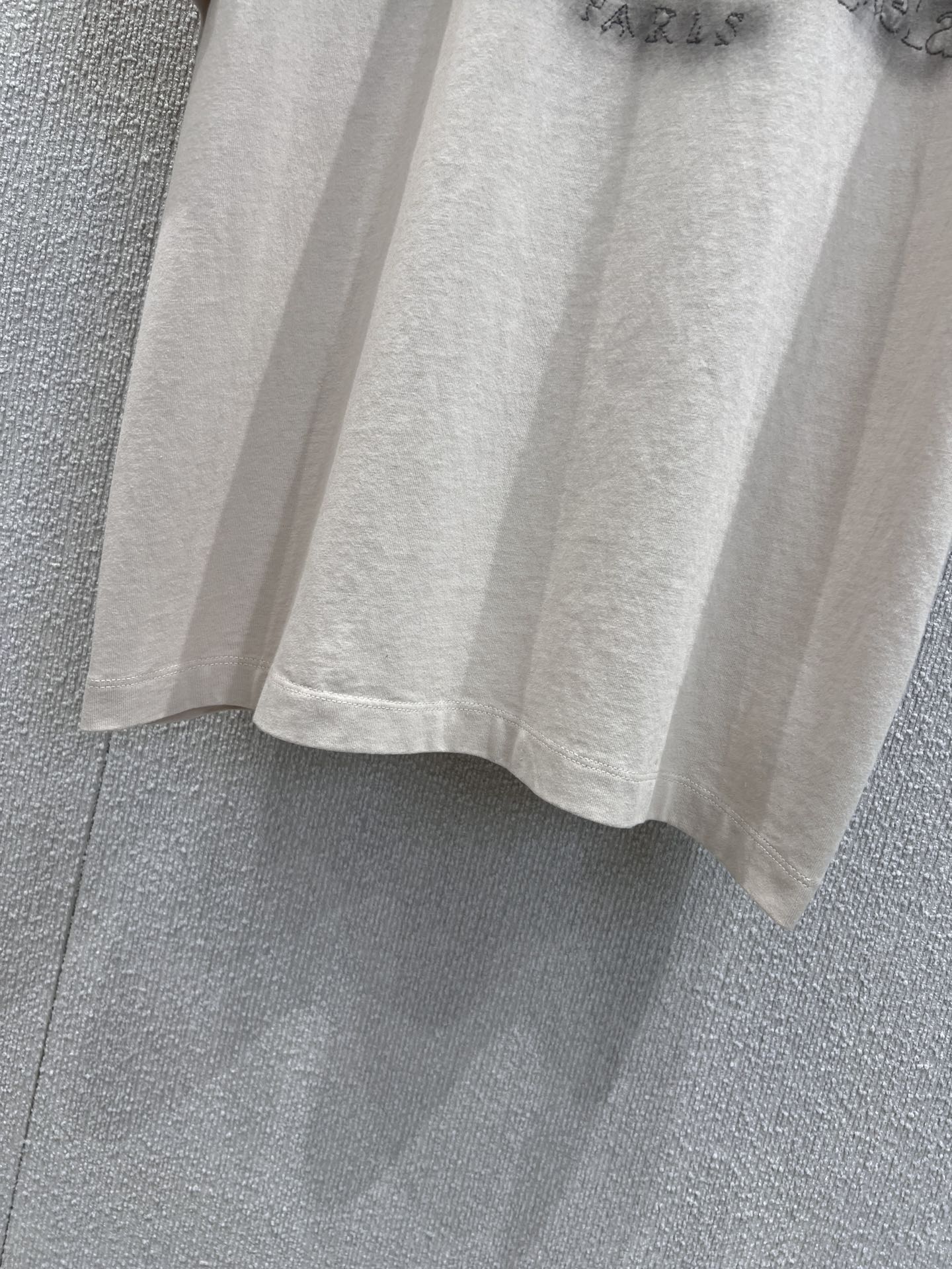High-End MM6 Digital Suture Logo T-Shirt: Durable and Stylish Upgrade Option - 图片 6