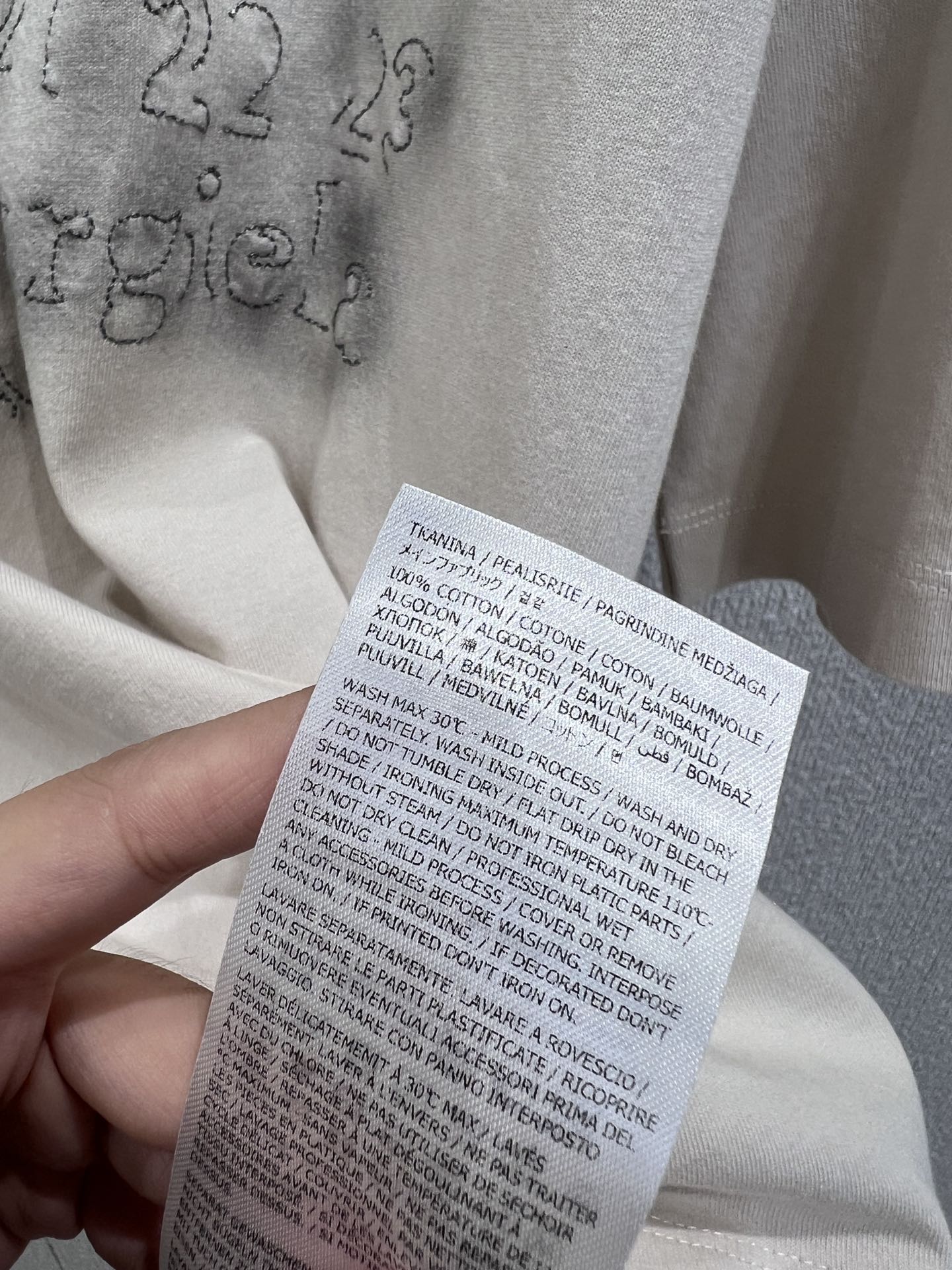 High-End MM6 Digital Suture Logo T-Shirt: Durable and Stylish Upgrade Option - 图片 8