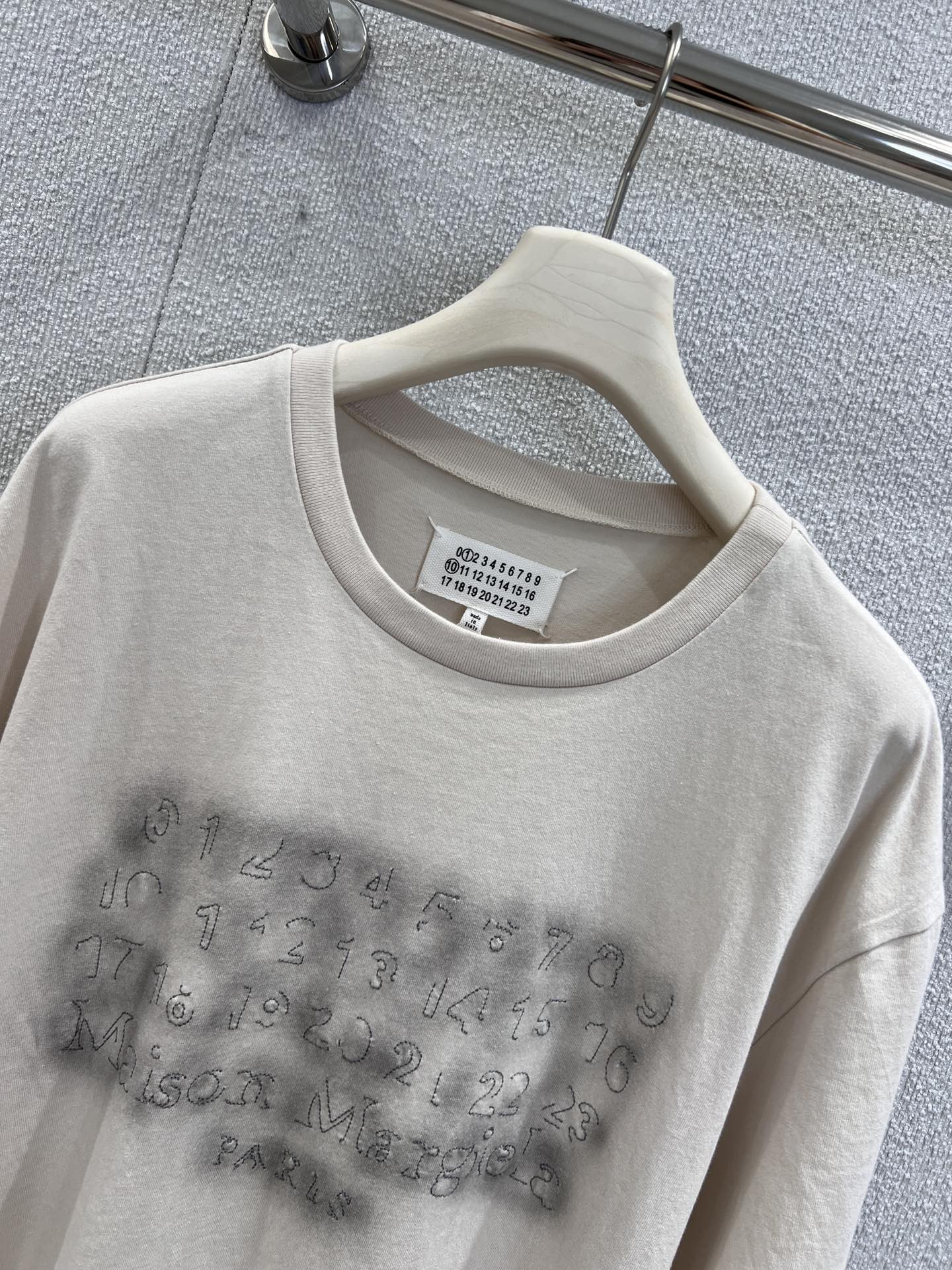 High-End MM6 Digital Suture Logo T-Shirt: Durable and Stylish Upgrade Option - 图片 3