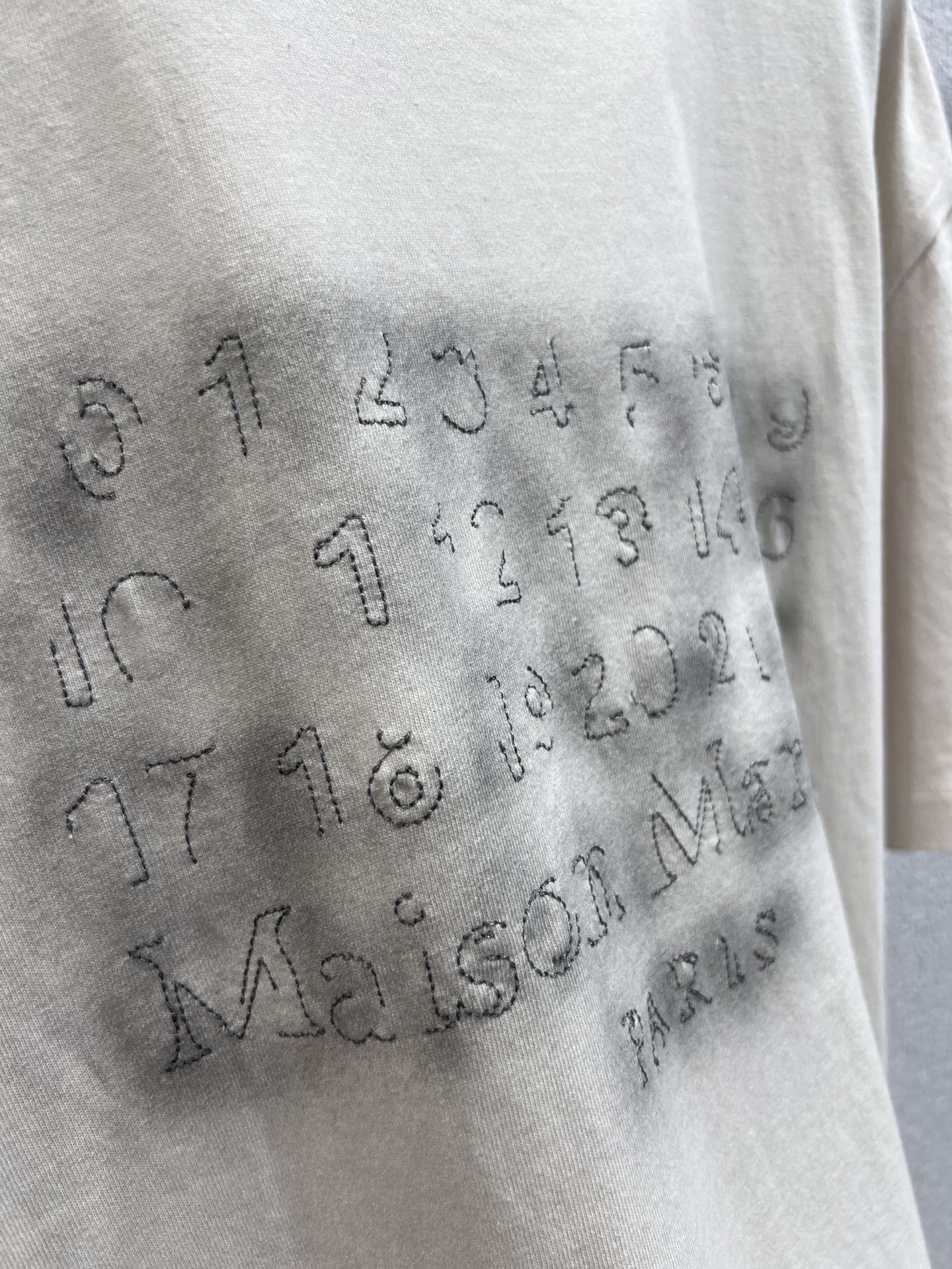 High-End MM6 Digital Suture Logo T-Shirt: Durable and Stylish Upgrade Option - 图片 5