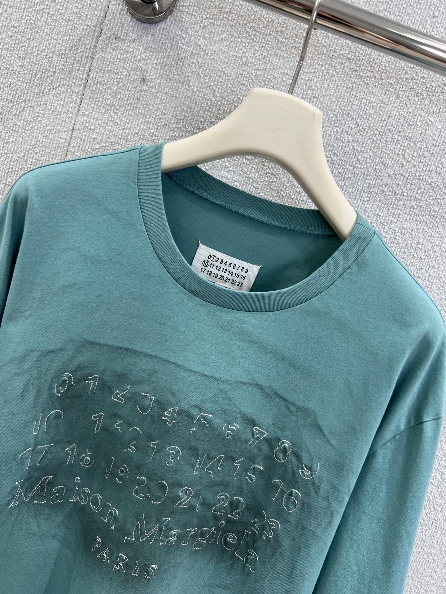 High-End MM6 Digital Suture Logo T-shirts: Durable and Stylish Upgrade. - 图片 3