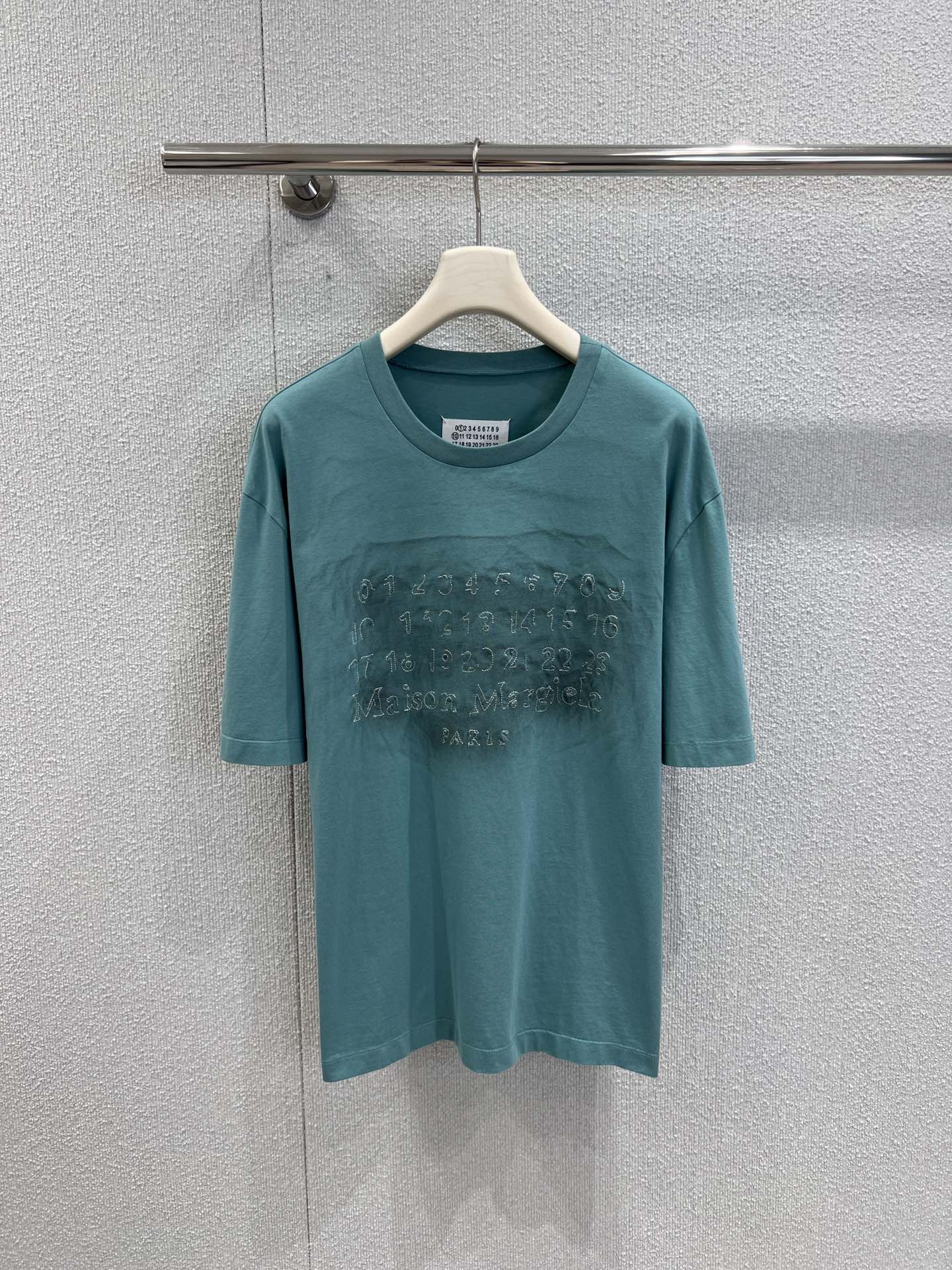 NO:445386,Support replacement of Maiso*n Margiel*a 25Ss spring and summer new MM6 digital stitching logo old short-sleeved T-shirt丨Exclusive high-end production!  The same style for men and women, the details are used, the ready-made garments are made and the horse flows, and the water is washed again. The ordinary water washing plant cannot control the time and is easy to scrap. Don’t look at it as simple as the process is too complicated. Recommended to be sold in stock. S/M/L real-life details pictures, masion margiela, T-shirt,tees, t-shirt,alexander wang19860909支持换款Maiso*n Margiel*a 25Ss春夏新款 MM6数字缝线徽标做旧短袖T恤丨独家高版出品！男女同款 细节做旧,成衣做好再马流,再二次洗水,普通洗水厂拿捏不了时间,很容易报废的,别看它简单,工艺太复杂了 推荐推荐现货发售 S/M/L实拍细节图,,masion margiela,T-shirt,tees，t-shirt,alexander wang,Women's clothing