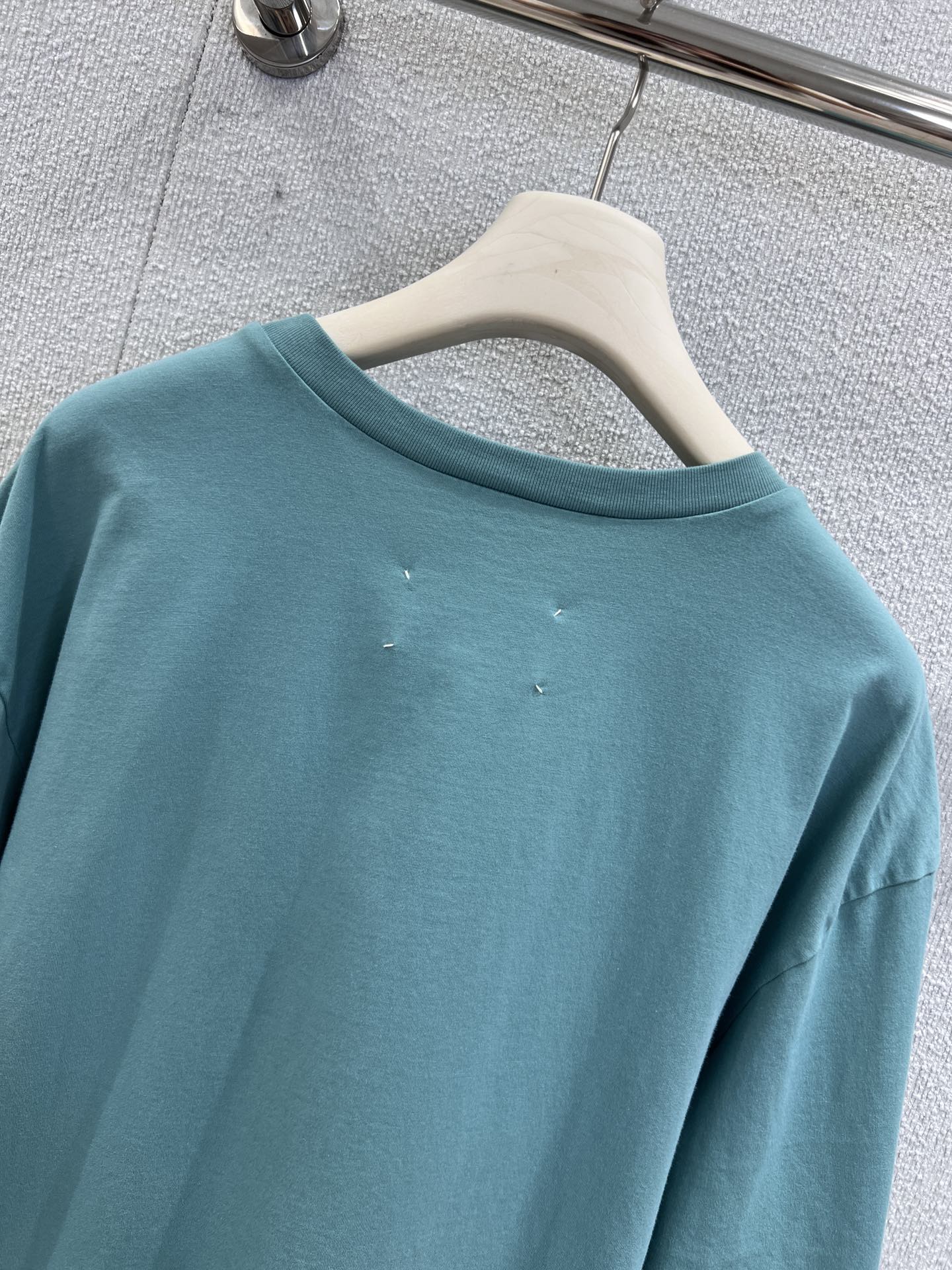 High-End MM6 Digital Suture Logo T-shirts: Durable and Stylish Upgrade. - 图片 4