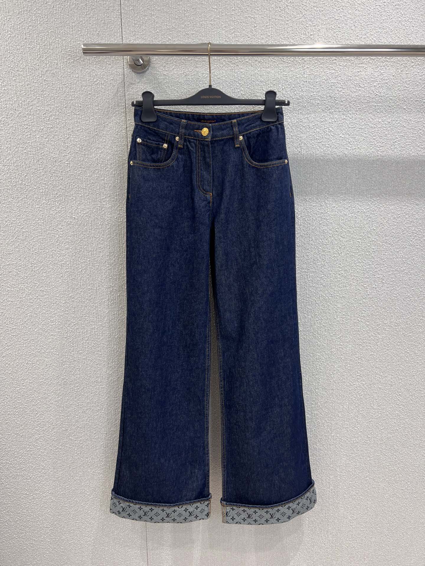 NO:443423,Support replacement of Louis Vuitt*n 25Fw early autumn new style, flipped denim straight jeans | exclusive yb development!  High-end production!  The same style as the fairy sister, very casual and handsome, playful and cool, cool and beautiful, just casual!  The original color denim retro grasps ~ The contrasting color of the trouser legs is cleverly spliced ​​to break the monotony and adds a fashionable highlight. The loose straight-piece not only covers the flesh and makes you look slim, but also brings a comfortable and comfortable wearing experience!  Details of spot sale 34/36/38, louis vuitton, jeans, alexander wang19860909支持换款Louis Vuitt*n 25Fw早秋新款 翻边丹宁直筒牛仔裤丨独家yb开发！高版出品！神仙姐姐同款 很随性的帅气 俏皮中带着酷 酷帅中带着美 恰恰好的随性！原色牛仔复古拿捏 ～裤脚撞色老花拼接巧妙打破单调 增添时尚亮点 宽松直筒版型不仅遮肉显瘦 还带来舒适自在的穿着体验！现货发售34/36/38实拍细节图,,louis vuitton,jeans,alexander wang,Women's clothing