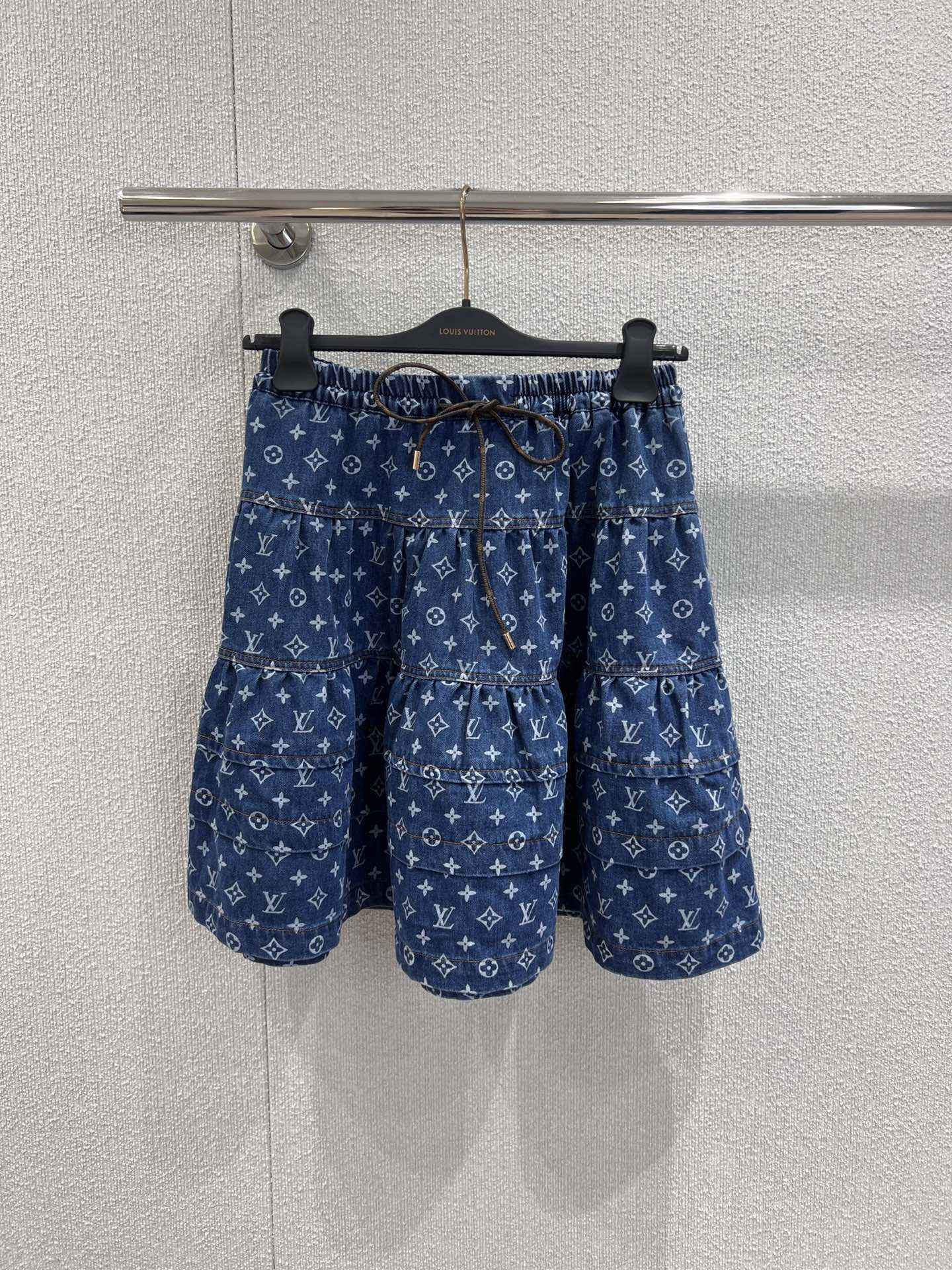 NO:445304,Support replacement Louis Vuitt*n 25Fw early autumn new model laser printed cake skirt denim skirt丨Exclusive high-end production!  The big A-skirt can be sweet or salty, and the upper body is so hot!  The classic style is not picky and versatile and fashionable!  Super slim on the upper body!  Customized hardware accessories, highly recommended single items, S/M/L real photos for sale in stock, louis vuitton, skirts, alexander wang19860909支持换款 Louis Vuitt*n 25Fw早秋新款 激光印花蛋糕裙摆牛仔半裙丨独家高版出品！大A裙摆可甜可盐上身A爆啦！经典版型不挑人百搭又时髦！上身超显瘦！定制五金配件 强烈推荐单品,现货发售S/M/L实拍细节图,,louis vuitton,skirts,alexander wang,Women's clothing