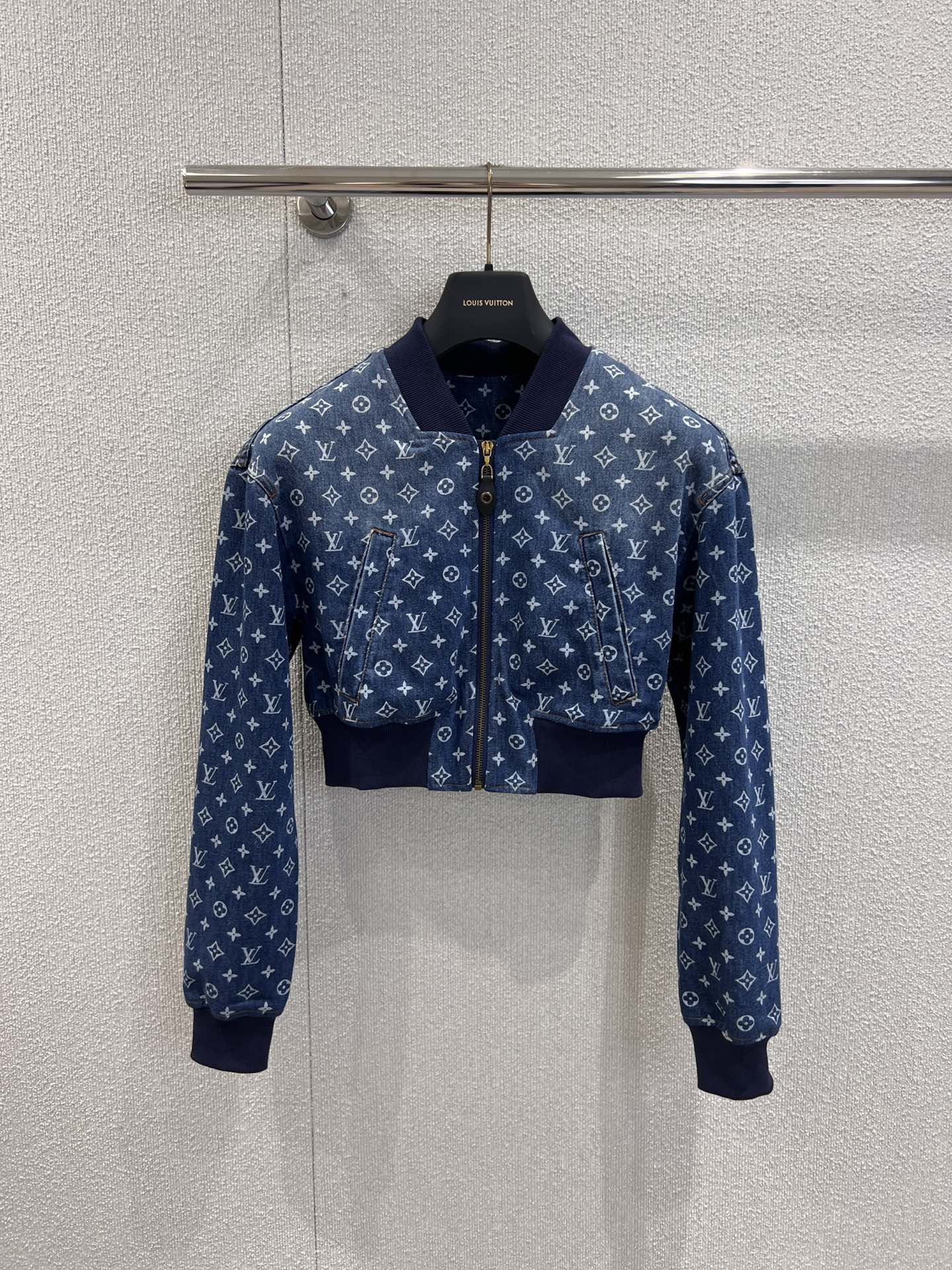 NO:445292,Support replacement Louis Vuitt*n 25Fw early autumn new model laser printed denim short jacket | Exclusive high-end production!  The short waist design is sweet and salty, and the upper body is so exciting!  Customized pure cotton rib splicing, the classic style is not picky and versatile and fashionable!  Super slim on the upper body!  Highly recommended single items, real-life details of S/M/L on sale, louis vuitton, jackets & coats, jackets & coats, alexander wang19860909支持换款 Louis Vuitt*n 25Fw早秋新款 激光印花牛仔短款夹克外套丨独家高版出品！小蛮腰短款设计可甜可盐上身A爆啦！定制纯棉罗纹拼接,经典版型不挑人百搭又时髦！上身超显瘦！强烈推荐单品,现货发售S/M/L实拍细节图,,louis vuitton,jackets & coats,jackets & coats,alexander wang,Women's clothing