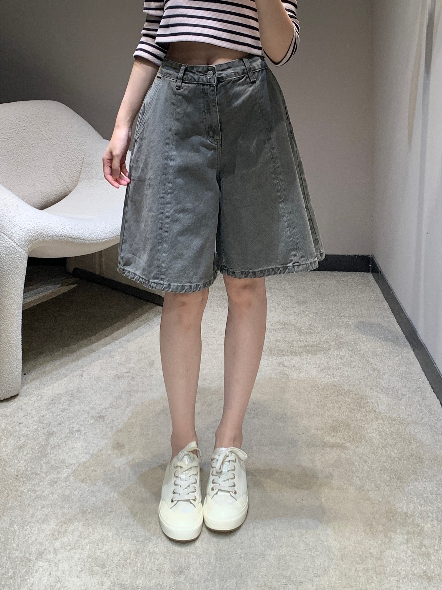 NO:443371,Maiso*n Margiel*a 25Ss spring and summer new model MM6 Maiso simple military green mid-pants | Exclusive high-end production!  This is a five-point pants. The style is loose and the upper body is very beautiful. The color is beautiful. The style is versatile. It is a darker military green. You can also wear it for boys~ A very simple style. It is a casual match that shows your temperament. S/M/L is available in stock, and it is a major margiela,masion margiela,alexander wang19860909Maiso*n Margiel*a 25Ss春夏新款 MM6马吉拉简约军绿色中裤丨独家高版出品！这款是五分裤哦 版型宽松上身很绝 色系好看 版型百搭 是比较深一点的军绿色 男生也可以穿~ 很简约的style 随意一搭很显气质 现货发售S/M/L,,masion margiela,masion margiela,alexander wang,Women's clothing