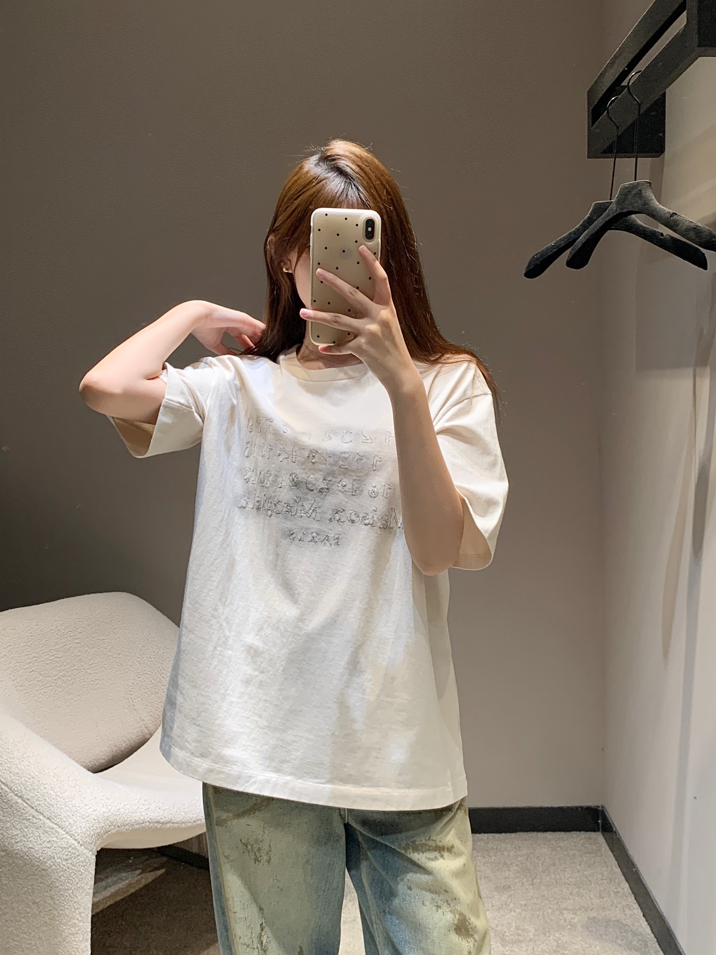 NO:445377,Maiso*n Margiel*a 25Ss Spring and Summer New MM6 Digital Stitching Logo Aged Short Sleeve T-shirt | Exclusive high-end production!  The same style for men and women, the details are used, the ready-made garments are made and the horse flows, and the water is washed again. The ordinary water washing plant cannot control the time and is easy to scrap. Don’t look at it as simple as the process is too complicated. Recommended to be sold in stock S/M/L,,masion margiela,T-shirt,tees,t-shirt,alexander wang19860909Maiso*n Margiel*a 25Ss春夏新款 MM6数字缝线徽标做旧短袖T恤丨独家高版出品！男女同款 细节做旧,成衣做好再马流,再二次洗水,普通洗水厂拿捏不了时间,很容易报废的,别看它简单,工艺太复杂了 推荐推荐现货发售 S/M/L,,masion margiela,T-shirt,tees，t-shirt,alexander wang,Women's clothing