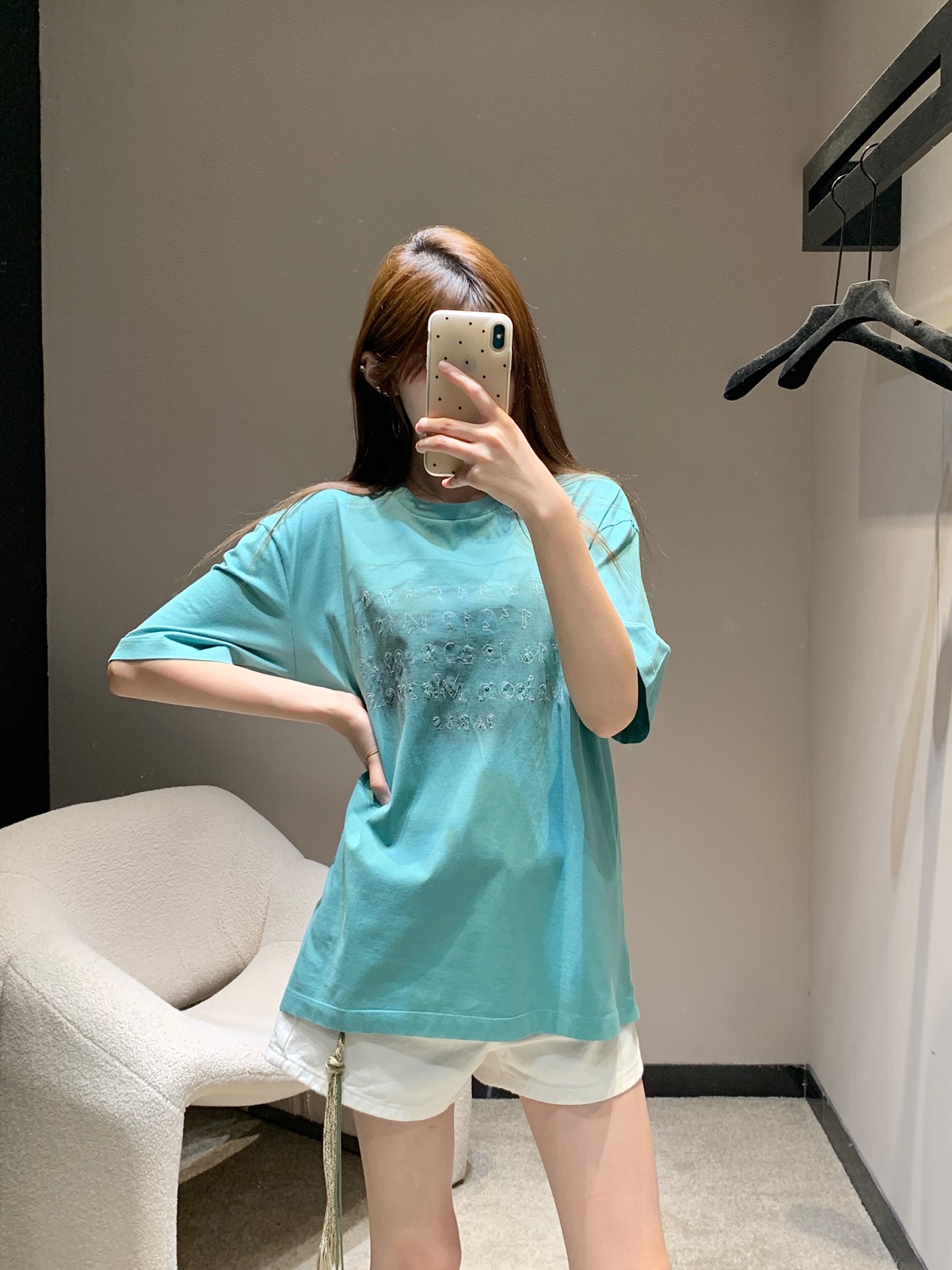 NO:445394,Maiso*n Margiel*a 25Ss Spring and Summer New MM6 Digital Stitching Logo Aged Short Sleeve T-shirt | Exclusive high-end production!  The same style for men and women, the details are used, the ready-made garments are made and the horse flows, and the water is washed again. The ordinary water washing plant cannot control the time and is easy to scrap. Don’t look at it as simple as the process is too complicated. Recommended to be sold in stock S/M/L,,masion margiela,T-shirt,tees,t-shirt,alexander wang19860909Maiso*n Margiel*a 25Ss春夏新款 MM6数字缝线徽标做旧短袖T恤丨独家高版出品！男女同款 细节做旧,成衣做好再马流,再二次洗水,普通洗水厂拿捏不了时间,很容易报废的,别看它简单,工艺太复杂了 推荐推荐现货发售 S/M/L,,masion margiela,T-shirt,tees，t-shirt,alexander wang,Women's clothing