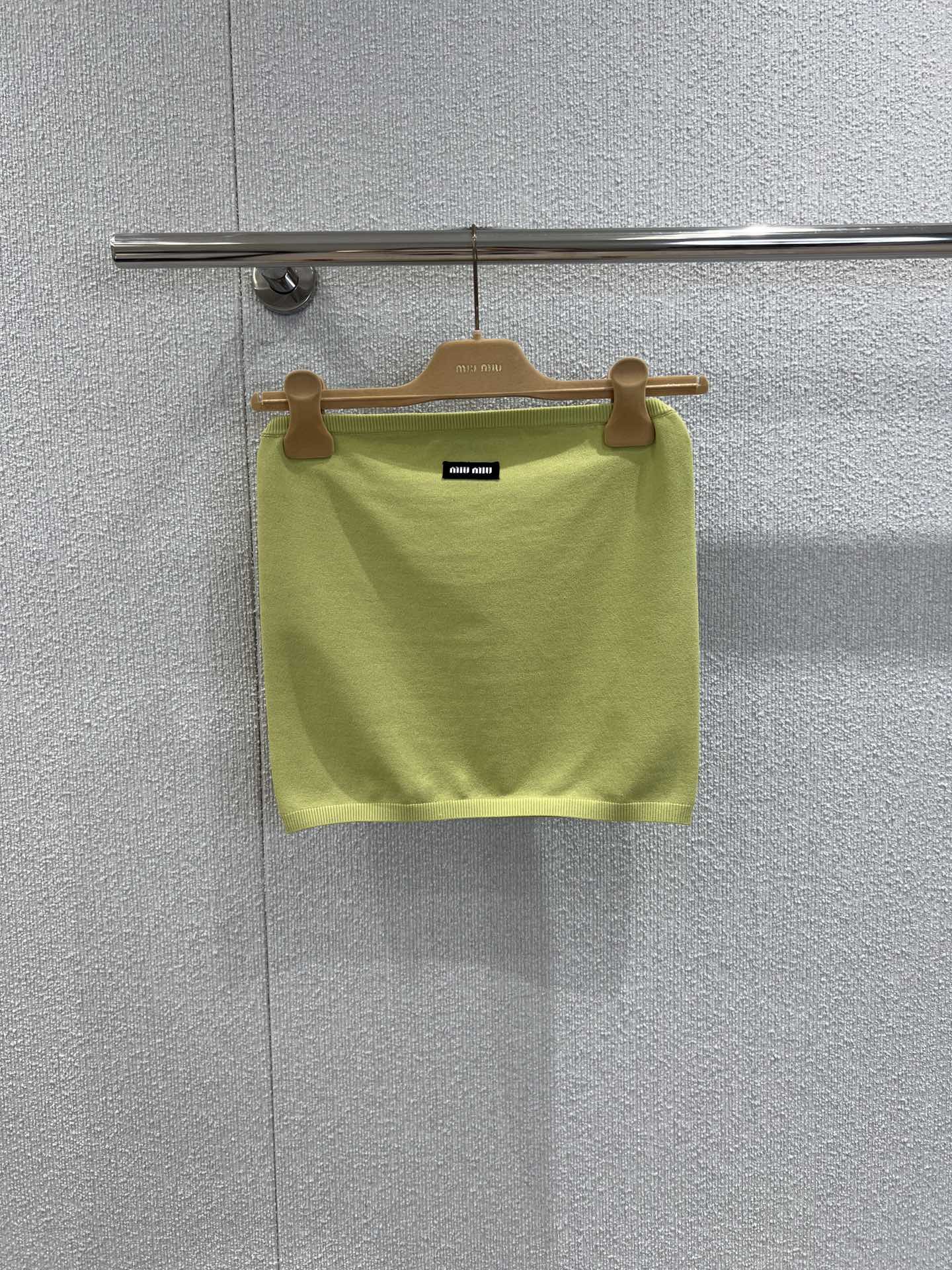 NO:447419,Support replacement of Miumi* 25Ss spring and summer new model, micro-label fluorescent color knitted strapless 丨Exclusive yb development!  High-end production!  Imported yarn weaving, delicate texture, soft and comfortable, flat-mouth strap cutting, threaded edges add exquisite tone, slim fit style to create a fashionable temperament, slim and inclusive body, two fluorescent bright colors available in the whole body, embellished with the center letter logo, displaying elegant and sweet brand tone, the strap top is extremely matched, unlocking various ways of wearing!  S/M/L real photos, miumiu, alexander wang19860909支持换款Miumi* 25Ss春夏新款 微标荧光色针织抹胸丨独家yb开发！高版出品！进口纱线织造 细腻肌理 柔软舒适 平口抹胸裁剪 螺纹包边增添精致调性 修身版型穿出时髦气质 显瘦包容身材 通体两款荧光亮色可选 居中字母徽标点缀 展示优雅甜美的品牌调性 抹胸上衣搭配性极高 解锁各种穿搭方式！现货发售S/M/L实拍细节图,,miumiu,alexander wang,Women's clothing