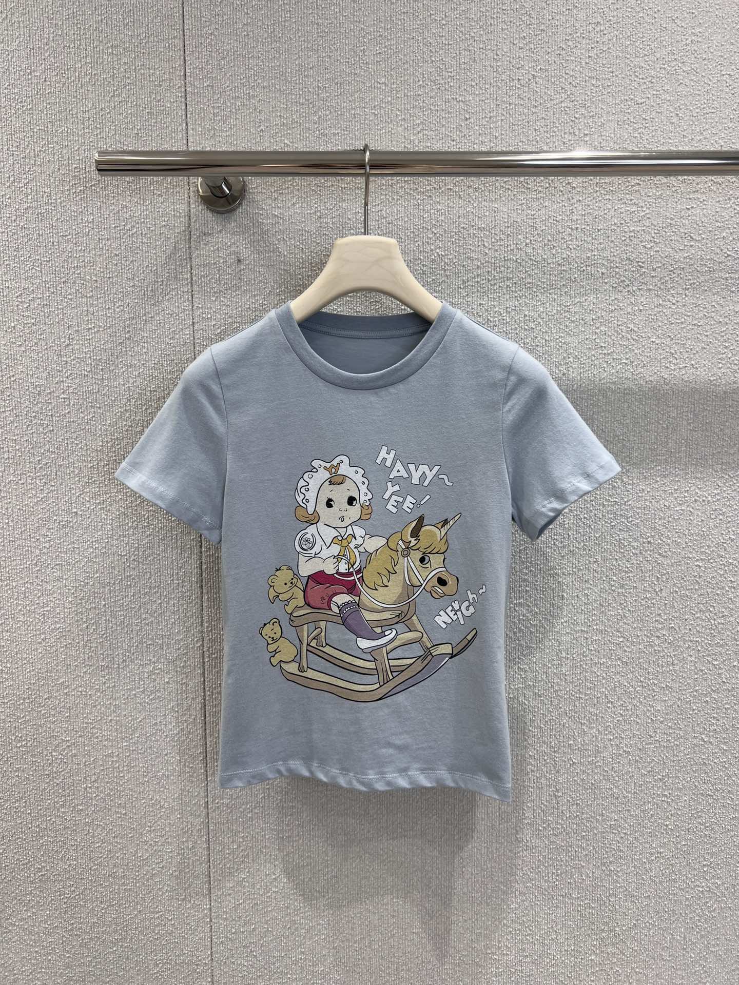 NO:445278,Support replacement Open yy 25Ss spring and summer new style cartoon printed round neck short-sleeved T-shirt丨Exclusive high-end production!  The refreshing and fashionable tee is so beautiful, and the unique cute cartoon print design!  It’s really hard not to love a girl’s heart. The slim and short style shows her sexy waist on the upper body. Paired with high-waisted wide-leg pants or short skirts, it’s so beautiful!  It can be sweet or salty~ Customized fabric, super comfortable texture!  Such a T-shirt is something that everyone has!  S/M/L real photos, skirts, T-shirt, tees, t-shirt, alexander wang19860909支持换款 Open yy 25Ss春夏新款 卡通印花圆领短袖T恤丨独家高版出品！清爽又时髦的tee也太好看啦独特的可爱卡通印花设计！少女心爆棚真的很难不爱呀 修身短款的版型 上身露出性感的小蛮腰 搭配高腰阔腿裤或短裙 简直美炸了！可甜可盐～定制面料 质感超级舒适！这样的T恤就是人手一件的存在！现货发售S/M/L实拍细节图,,skirts,T-shirt,tees，t-shirt,alexander wang,Women's clothing