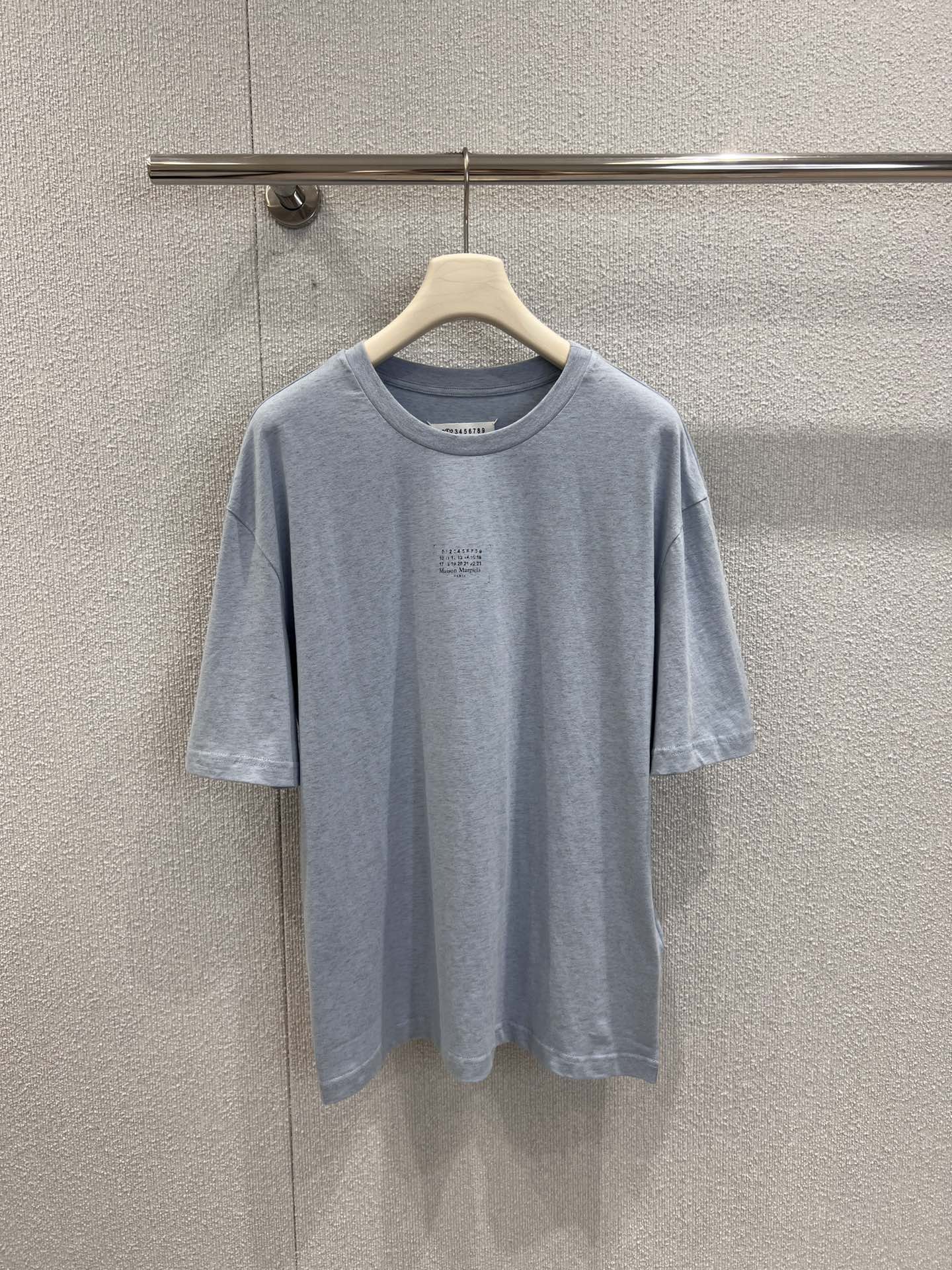 NO:445315,Support replacement Maison Margi*la 25Ss spring and summer new model haze blue printed round neck short-sleeved T-shirt丨Exclusive high-end production!  Super comfortable T-shirt, the best choice for summer outfits, a must-have for daily travel, the overall upper body effect is clean and refreshing, such a T-shirt is one of the items you have!  The casual match is a perfect trendy essence. S/M/L real photos are available in stock, T-shirt, tees, t-shirt, alexander wang19860909支持换款 Maison Margi*la 25Ss春夏新款 雾霾蓝印花圆领短袖T恤丨独家高版出品！超级舒适的T恤 夏天穿搭最佳选择 日常出街必备 整体上身效果干净清爽这样的T恤就是人手一件的存在！随意搭配就是妥妥的时髦精 现货发售S/M/L实拍细节图,,T-shirt,tees，t-shirt,alexander wang,Women's clothing