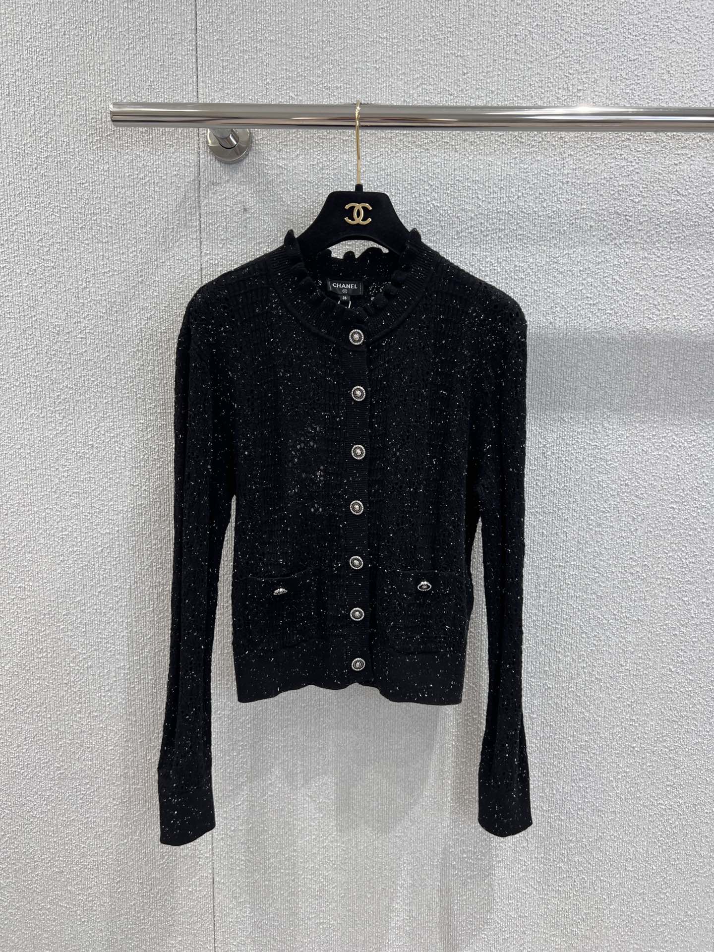 NO:445297,Support replacement Chane* 25A high-end handicraft new model, hollow lace knitted cardigan丨Exclusive yb development!  High-end production!  Bronze fungus lace neckline, exquisite logo button embellishment, hollow hook pattern, gentle and high-end custom knitted fabric, comfortable and skin-friendly, slim fit, upper body looks slim and elegant, S/M/L real-life details pictures, chanel, alexander wang19860909支持换款 Chane* 25A高级手工坊新款 镂空花边针织开衫丨独家yb开发！高版出品！木耳花边领口 精致logo纽扣点缀 镂空钩花图案 温柔高级 定制针织面料 舒适亲肤 修身版型 上身显瘦又气质 现货发售S/M/L实拍细节图,,chanel,alexander wang,Women's clothing