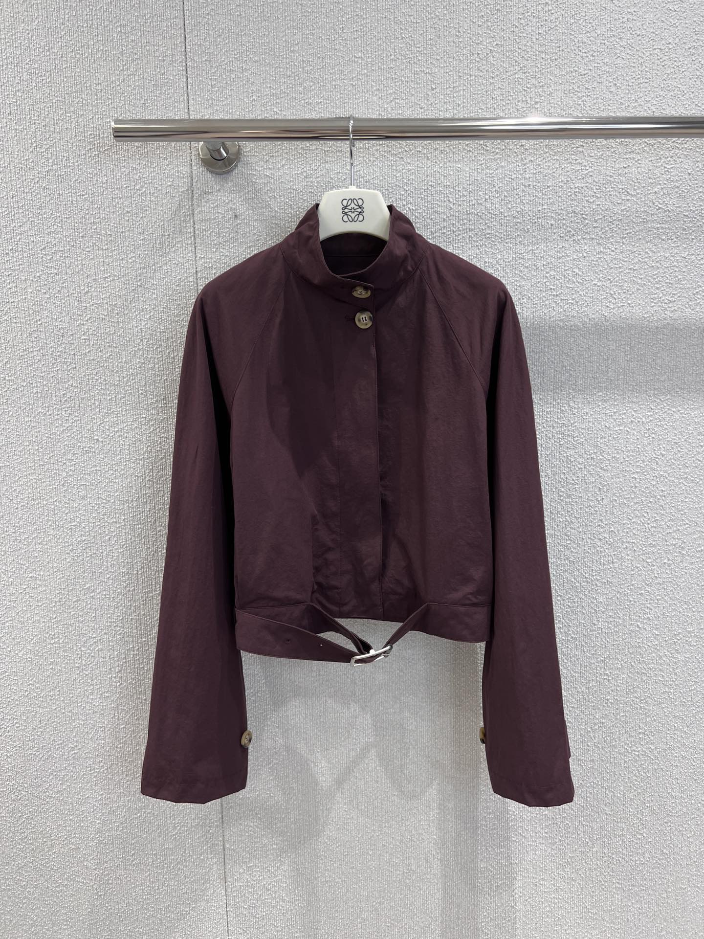 NO:445270,Support replacement Loew* 25Fw early autumn new style Burgundy red stand-collar short windbreaker jacket | Exclusive yb development!  High-end production!  You can look at this style of the God of Life and Death at a glance!  Never stop?  It is simply a classic windbreaker that is 'truncated'!  Short style + high waistline, proportional killer!  A small man is a pretty dish, and a tall man wears a straight leg length of 2.8 meters!  The retro soul horn buckle and the super textured belt buckle, the details control are directly kneeling... Loewe's aesthetic is really not losing!  S/M/L real photos of details of spot sale, loewe, jackets & coats, alexander wang19860909支持换款 Loew* 25Fw早秋新款 勃艮第红立领短款风衣外套丨独家yb开发！高版出品！一眼定生死の神设计你们看这个版型！绝不绝？它根本就是一件「截短」的经典风衣啊！短款＋高腰线,比例杀手本尊！小个子天菜,高个子穿直接腿长2米8！复古灵魂牛角扣 和超有质感的 腰带搭扣,细节控直接跪了…Loewe的审美,真的没在输的！现货发售S/M/L实拍细节图,,loewe,jackets & coats,alexander wang,Women's clothing