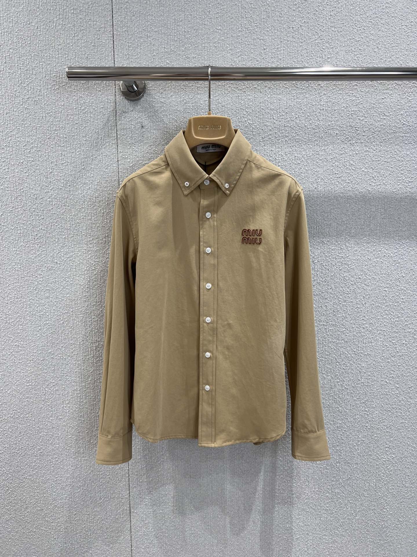 NO:444362,Support replacement Miumi* 25Fw early autumn new style logo denim shirt丨Exclusive yb development!  High-end production!  Heavy industry enzyme washing process, three-dimensional logo letter design on the chest, simple and eye-catching effect!  Any outfit can easily show the brand's personality charm. The super slim pants are very friendly to the body. S/M/L real-life details pictures are available in stock, miumiu, alexander wang19860909支持换款 Miumi* 25Fw早秋新款 徽标丹宁牛仔衬衣丨独家yb开发！高版出品！重工酵素洗水工艺,胸前立体徽标字母设计,简单又不失吸睛效果！随便穿搭都能轻松彰显品牌个性魅力,超级显瘦的裤型对身材包容度超级友好现货发售S/M/L实拍细节图,,miumiu,alexander wang,Women's clothing