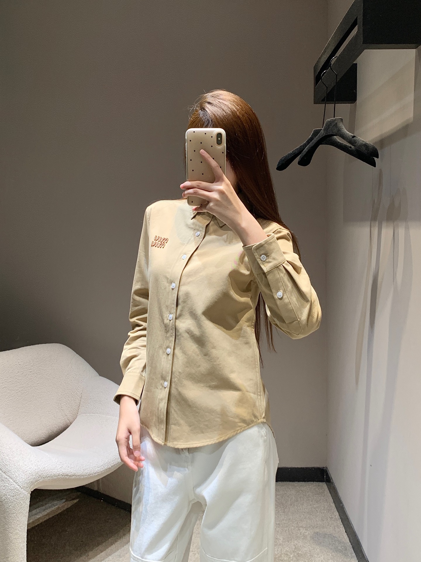 NO:444368,Miumi* 25Fw early autumn new style logo denim shirt丨Exclusive yb development!  High-end production!  Heavy industry enzyme washing process, three-dimensional logo letter design on the chest, simple and eye-catching effect!  Any outfit can easily show the brand's personality charm. The super slim pants are very friendly to the body. S/M/L is available in stock. Miumiu, alexander wang19860909Miumi* 25Fw早秋新款 徽标丹宁牛仔衬衣丨独家yb开发！高版出品！重工酵素洗水工艺,胸前立体徽标字母设计,简单又不失吸睛效果！随便穿搭都能轻松彰显品牌个性魅力,超级显瘦的裤型对身材包容度超级友好现货发售S/M/L,,miumiu,alexander wang,Women's clothing