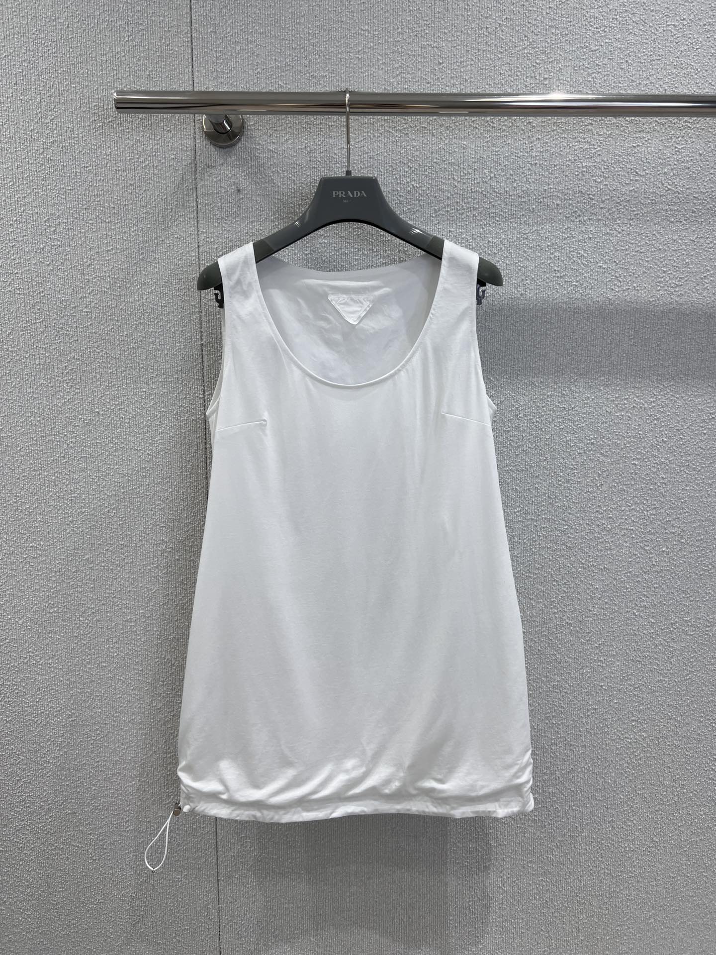 NO:446042,Supports replacement Prad* 25Fw early autumn new Re-Nylon double-sided sleeveless vest dress | Exclusive yb development!  High-end production!  The rate of return to the street, customized fabric, breathable and comfortable, and the visual effect is formed by the upper body, making it look slim and high-end!  It is an excellent choice for daily life and vacation. It is full of temperament. The upper body is super covered with flesh and slimming. It is highly recommended for good clothes that do not pick on the figure. Fairies, hurry up and arrange the trumpet~ S/M/L real-life detailed pictures are available in stock, prada, skirts, alexander wang19860909支持换款 Prad* 25Fw早秋新款 Re-Nylon 双面无袖背心连衣裙丨独家yb开发！高版出品！出街回头率 定制面料 透气舒适 形成的视觉效果上身整个显瘦又高级！是日常和度假的极佳选择 气质感满满的 上身超级遮肉显瘦 不挑身材的好穿强烈推荐 仙女宝贝们赶紧安排上叭～现货发售S/M/L实拍细节图,,prada,skirts,alexander wang,Women's clothing
