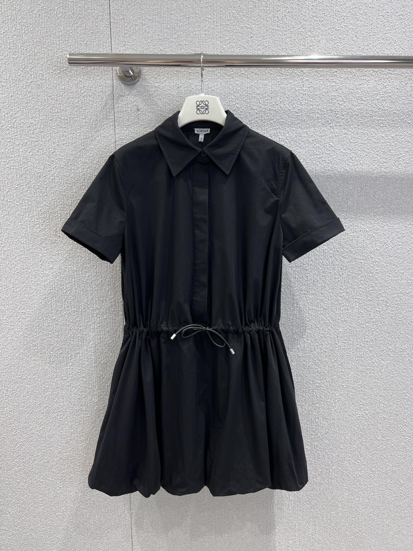 NO:444387,Support replacement Loew* 25Ss spring and summer new style drawstring waist cotton bud short-sleeved dress丨Exclusive yb development!  High-end production!  The upper body is low-key and luxurious ~ the leather logo logo on the back collar is decorated, showing exquisite craftsmanship!  The hem bud style is super suitable for wearing in all occasions~ The waist-tight elastic design is very friendly to the body shape, the upper body modification line proportion is absolutely perfect!  S/M/L real photos of details, loewe, skirts, T-shirt, alexander wang19860909支持换款 Loew* 25Ss春夏新款 抽绳束腰棉质花苞短袖连衣裙丨独家yb开发！高版出品！上身低调又奢华～后领口皮标logo徽标装饰,更展现精致工艺！下摆花苞版型超级适合各种场合穿着～收腰松紧设计对身材包容度超友好上身修饰线条比例绝绝子！现货发售S/M/L实拍细节图,,loewe,skirts,T-shirt,alexander wang,Women's clothing