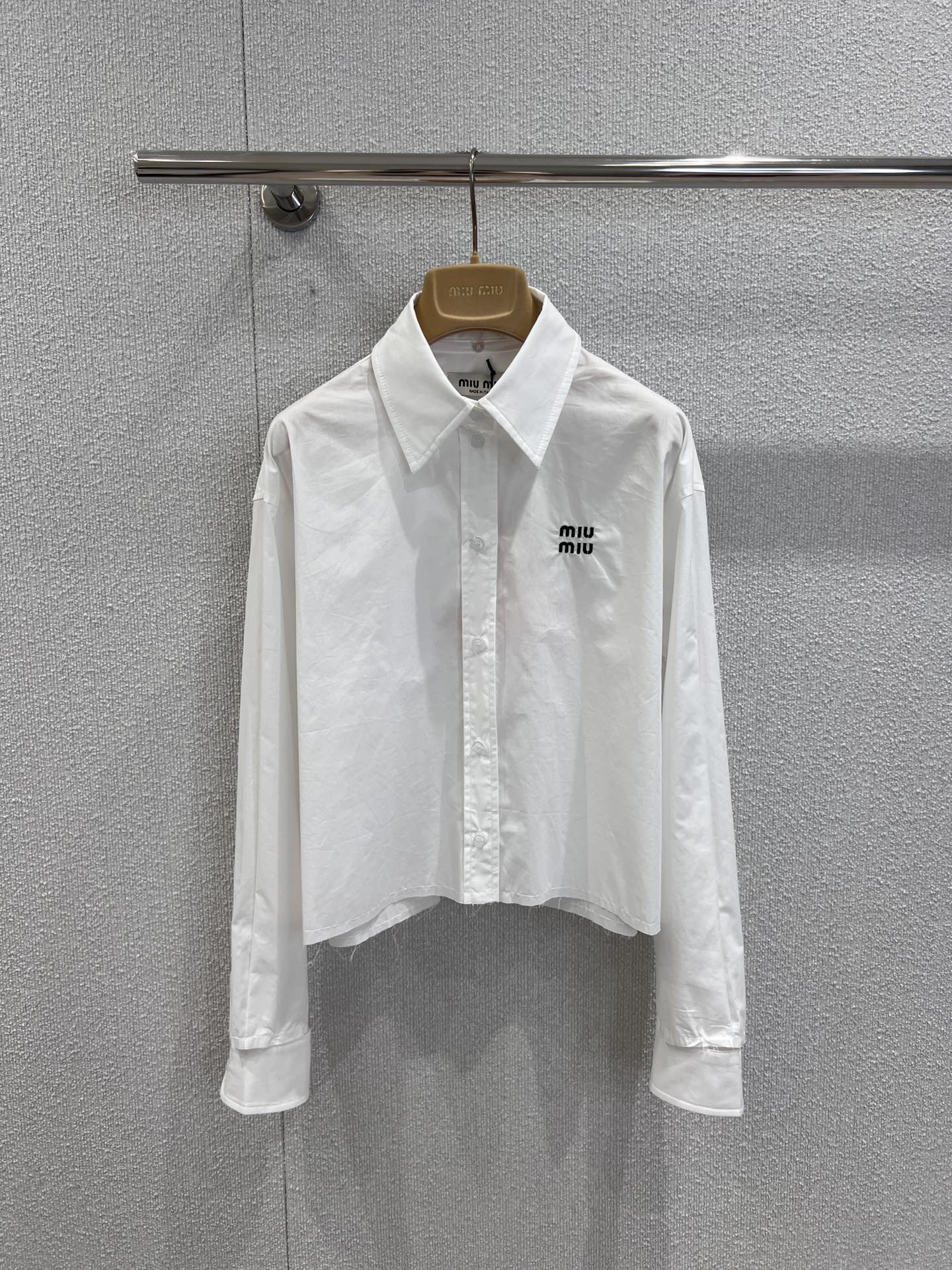 NO:447490,Support replacement MiuMi* 25Fw early autumn new logo logo embroidered short long-sleeved shirt丨Exclusive yb development!  High-end production!  A must-have artifact for fashionable top students to reduce their age!  The cute girl-style cuffs and neckline are also detachable, which can be sweet and salty, and age-reducing!  The classic style is versatile and not picky!  Custom imported cotton shirt fabric!  Workmanship quality depends on the details. S/M/L real photos of S/M/L are sold in stock, miumiu,shirts,alexander wang19860909支持换款 MiuMi* 25Fw早秋新款 logo徽标刺绣短款长袖衬衫丨独家yb开发！高版出品！时髦尖子生减龄必备神器！可爱少女风袖口领口也可拆卸设计,可甜可盐气质减龄单品！经典版型百搭不挑人！定制进口纯棉衬衫面料！做工品质看细节.现货发售S/M/L实拍细节图,,miumiu,shirts,alexander wang,Women's clothing