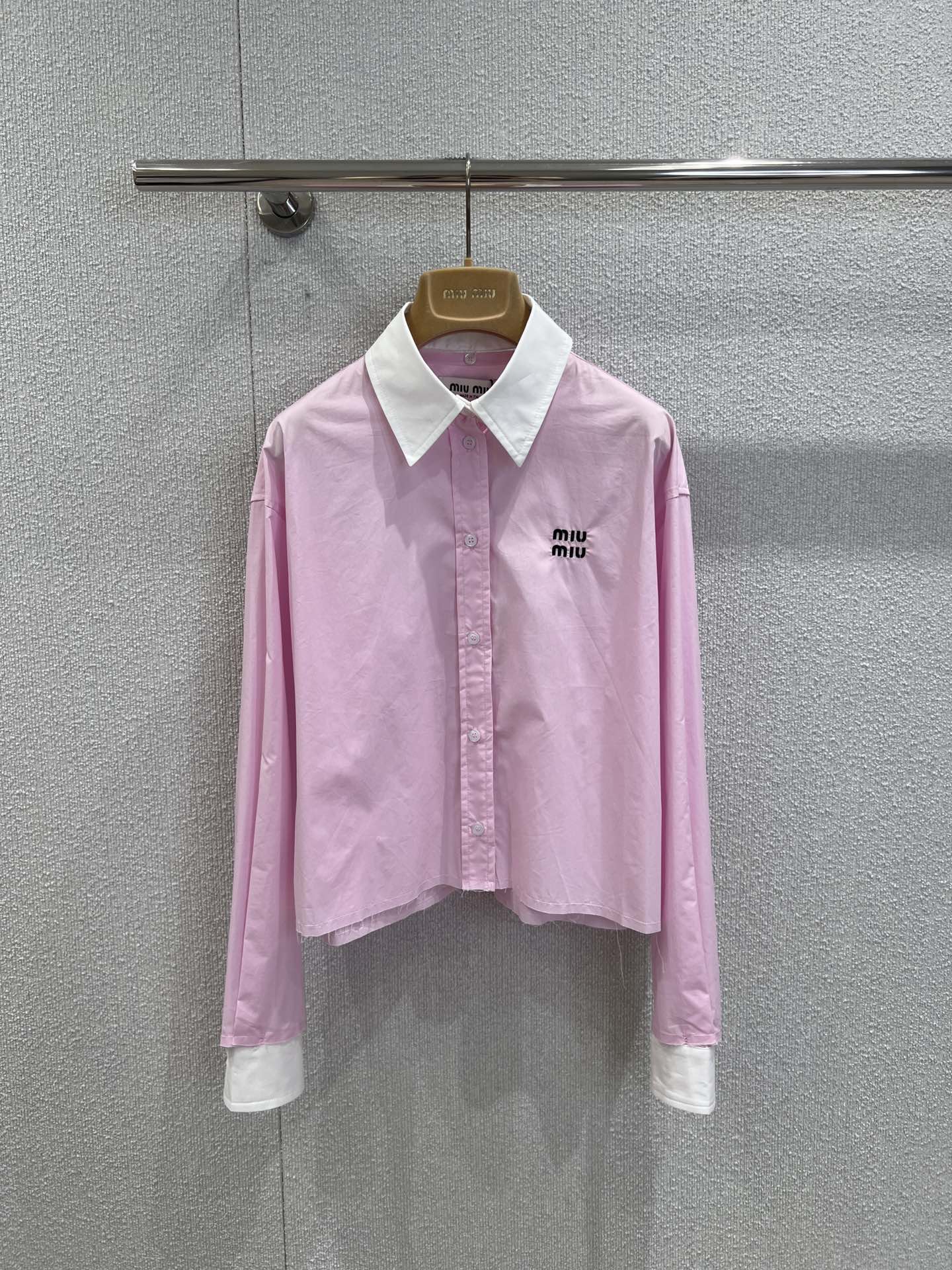 NO:447503,Support replacement MiuMi* 25Fw early autumn new logo logo embroidered short long-sleeved shirt丨Exclusive yb development!  High-end production!  A must-have artifact for fashionable top students to reduce their age!  The cute girl-style cuffs and neckline are also detachable, which can be sweet and salty, and age-reducing!  The classic style is versatile and not picky!  Custom imported cotton shirt fabric!  Workmanship quality depends on the details. S/M/L real photos of S/M/L are sold in stock, miumiu,shirts,alexander wang19860909支持换款 MiuMi* 25Fw早秋新款 logo徽标刺绣短款长袖衬衫丨独家yb开发！高版出品！时髦尖子生减龄必备神器！可爱少女风袖口领口也可拆卸设计,可甜可盐气质减龄单品！经典版型百搭不挑人！定制进口纯棉衬衫面料！做工品质看细节.现货发售S/M/L实拍细节图,,miumiu,shirts,alexander wang,Women's clothing