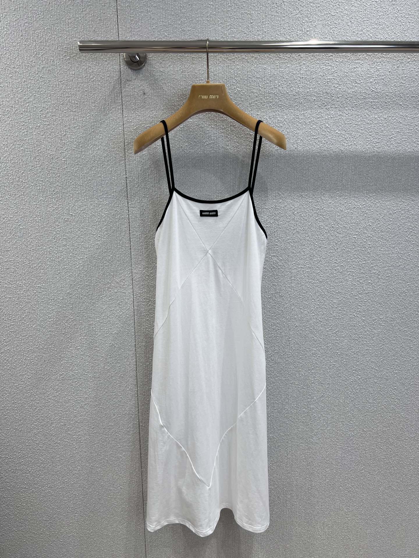 NO:446058,Support replacement Miumi* 25Ss spring and summer new cotton suspender backless dress | Exclusive yb development!  High-end production!  Cotton jersey fabric, brand logo embroidery, diamond lines increase contour, contrasting suspender trim, elastic pattern, silhouette hem, single layered, yyds, real-life details pictures, miumiu, skirts, alexander wang19860909支持换款 Miumi* 25Ss春夏新款 棉质吊带露背连衣裙丨独家yb开发！高版出品！棉质平纹针织面料 饰品牌标识刺绣 菱形线条增加轮廓感 撞色吊带饰边 弹力版型 廓形下摆 单穿叠穿都yyds现货发售S/M/L实拍细节图,,miumiu,skirts,alexander wang,Women's clothing