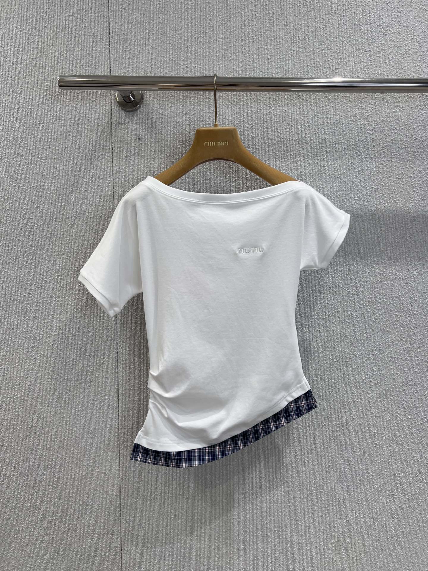 NO:447413,Support replacement Miumi* 25Ss spring and summer new style, letter embroidered patched plaid short-sleeved T-shirt丨Exclusive high-end production!  I like its off-shoulder one-length collar design the most, which slightly reveals the collarbone and makes it look slim. The micro-label embroidery plaid is just right, not too ostentatious but very recognizable. It’s a fashionable and easy to match. Sisters, please feel free to put it in!  S/M/L real photos, miumiu, T-shirt,tees, t-shirt,alexander wang19860909支持换款 Miumi* 25Ss春夏新款 字母刺绣拼接格纹斜肩短袖T恤丨独家高版出品！最喜欢它的斜肩一字领设计,微微露出锁骨超级显瘦.微标刺绣格纹拼接点缀得恰到好处,不会太张扬但又很有辨识度.减龄时髦好搭配姐妹们放心入就对了！现货发售 S/M/L实拍细节图,,miumiu,T-shirt,tees，t-shirt,alexander wang,Women's clothing