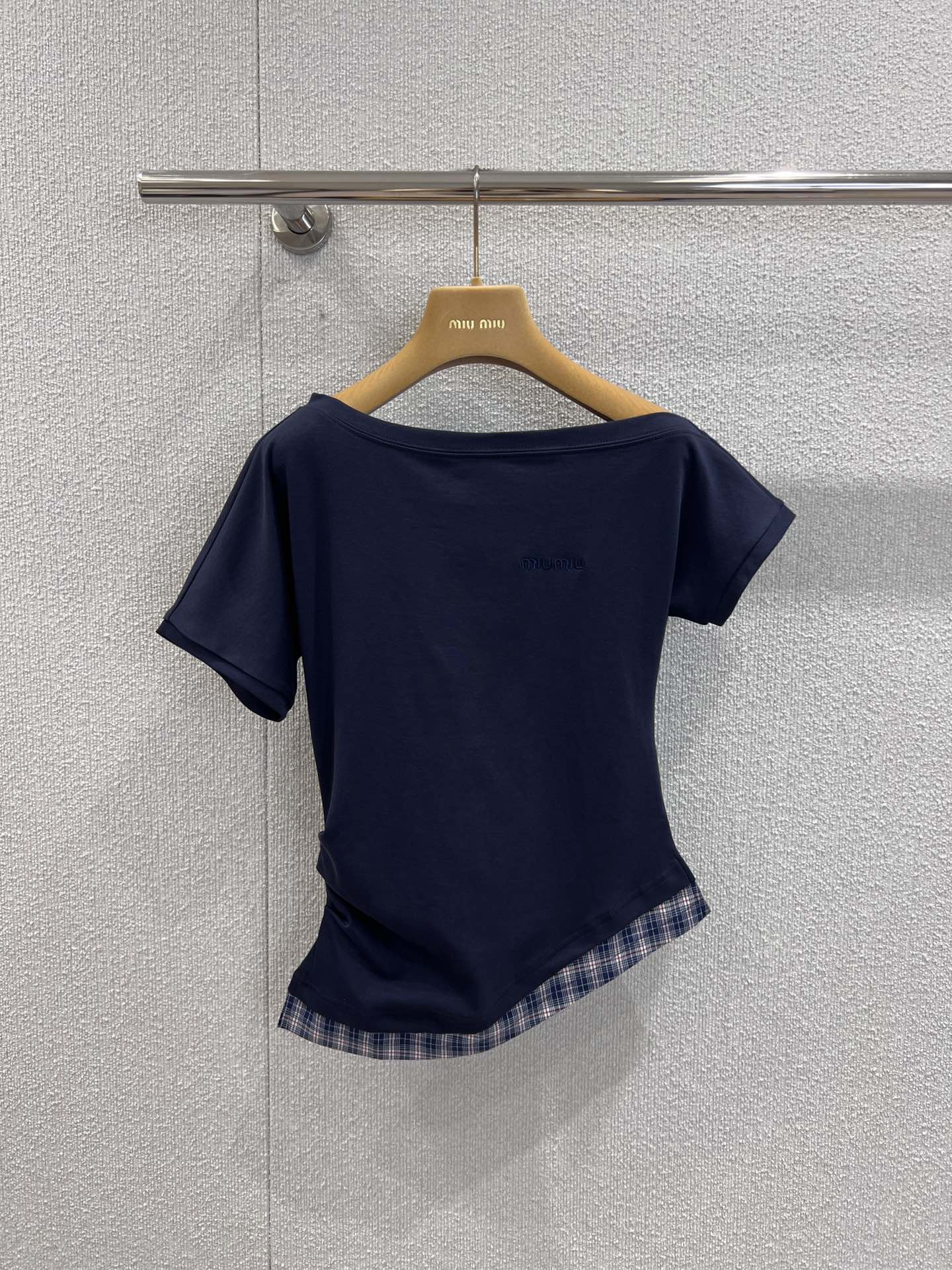 NO:447400,Support replacement Miumi* 25Ss spring and summer new style, letter embroidered patched plaid short-sleeved T-shirt丨Exclusive high-end production!  I like its off-shoulder one-length collar design the most, which slightly reveals the collarbone and makes it look slim. The micro-label embroidery plaid is just right, not too ostentatious but very recognizable. It’s a fashionable and easy to match. Sisters, please feel free to put it in!  S/M/L real photos, miumiu, T-shirt,tees, t-shirt,alexander wang19860909支持换款 Miumi* 25Ss春夏新款 字母刺绣拼接格纹斜肩短袖T恤丨独家高版出品！最喜欢它的斜肩一字领设计,微微露出锁骨超级显瘦.微标刺绣格纹拼接点缀得恰到好处,不会太张扬但又很有辨识度.减龄时髦好搭配姐妹们放心入就对了！现货发售 S/M/L实拍细节图,,miumiu,T-shirt,tees，t-shirt,alexander wang,Women's clothing