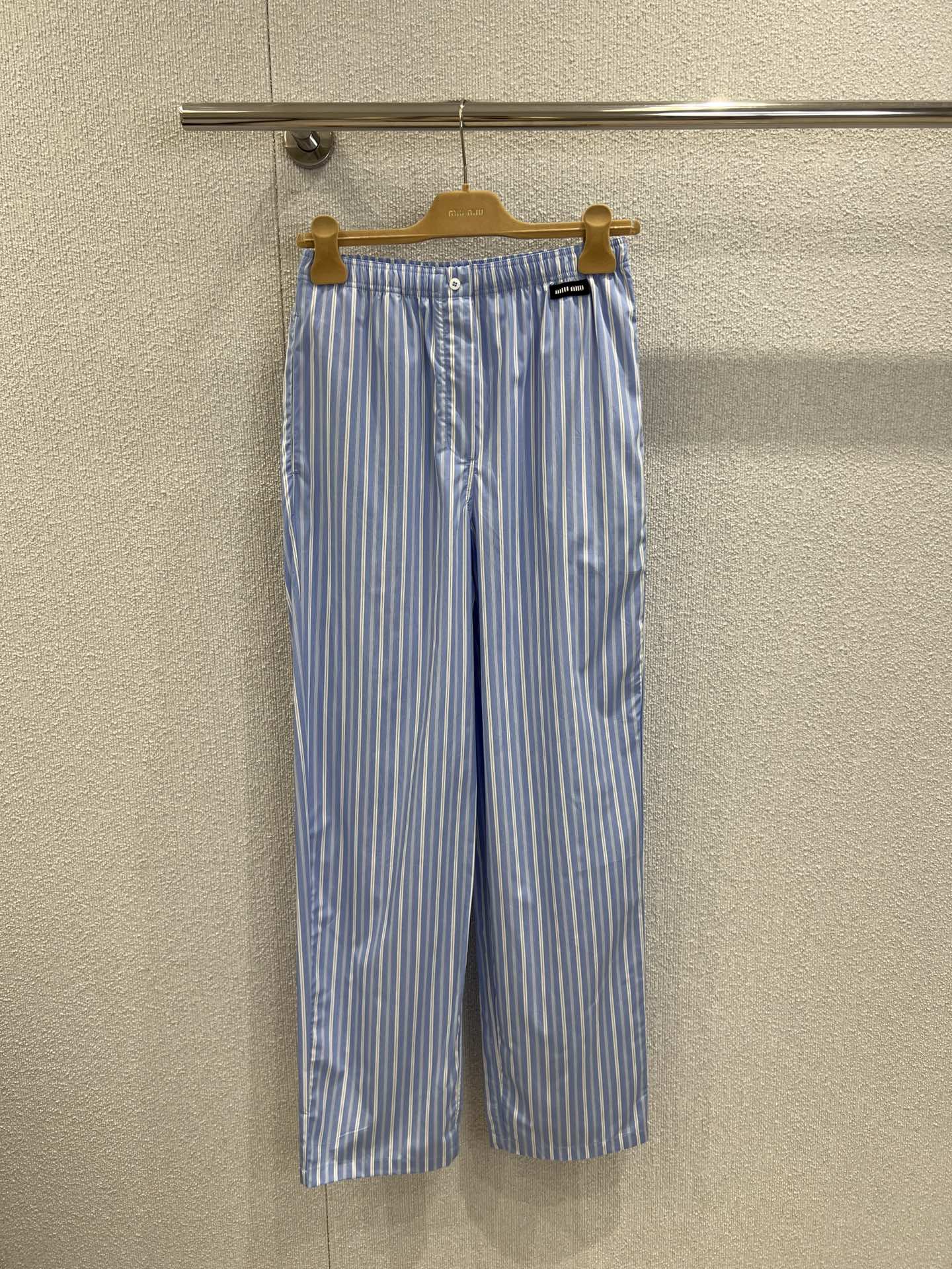 NO:446087,Support replacement Miumi* 25Ss spring and summer new cotton striped casual trousers | Exclusive yb development!  High-end production!  Colored striped fabric, decorated with brand logo, embroidered elastic waist, loose straight style, same style for men and women, real details for S/M/L, miumiu, alexander wang19860909支持换款 Miumi* 25Ss春夏新款 棉质条纹休闲长裤丨独家yb开发！高版出品！色织条纹面料 饰有品牌标识徽标刺绣弹力松紧腰围 宽松直筒版型 男女同款 现货发售S/M/L实拍细节图,,miumiu,alexander wang,Women's clothing
