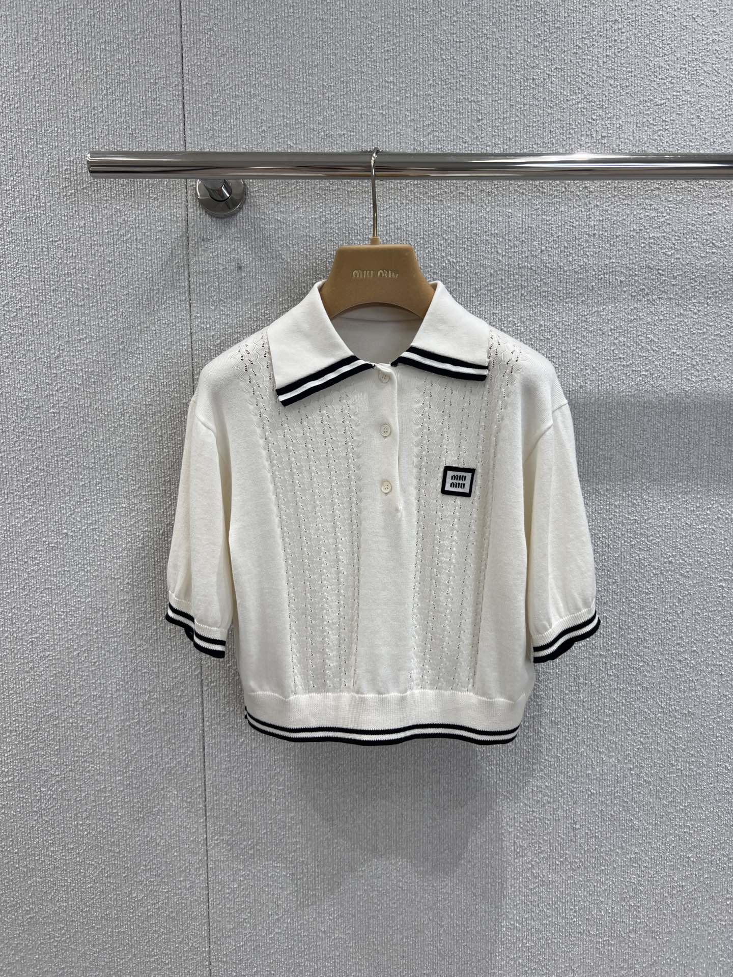 NO:445254,Support replacement Miumi* 25Ss spring and summer new model, micro-label short lapel knitted top | Exclusive yb development!  High-end production!  The lapel half-open short-sleeved cut is intertwined with crochet texture, outlines the collision of vertical stripes, chest embroidered brand letter logo highlights the high-end feeling of outfit, the neckline cuffs and hem are contrasting stripes and thread lace, elastic and tighter, more refined, slim outfit, short style, revealing a slim waist, showing a relaxed tone, highlighting the light luxury and fashionable temperament, available for single layering, on-site SML real-life details, miumiu, T-shirt, alexander wang19860909支持换款 Miumi* 25Ss春夏新款 微标短款翻领针织上衣丨独家yb开发！高版出品！翻领半开襟短袖剪裁 通体利用钩针肌理交织 勾勒出竖状条纹碰撞 胸口刺绣品牌字母徽标 凸显穿搭高级感 领口袖口和下摆采用撞色条纹螺纹花边 弹性松紧更显精致 穿搭显瘦 短款版型 露出小蛮腰 尽显松弛调性 凸显轻奢时髦气质 单穿叠穿均可 现货发售 SML实拍细节图,,miumiu,T-shirt,alexander wang,Women's clothing