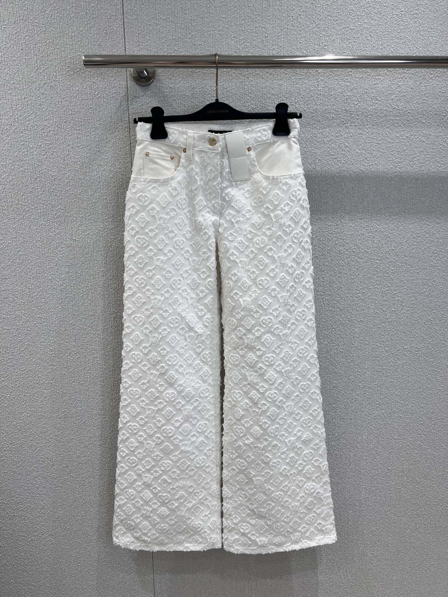 NO:445247,Support replacement Louis Vuitto* 25Fw early autumn new model MONOGRAM presbyopia white jacquard denim trousers | Exclusive yb development!  High-end production!  Custom developed material, soft and comfortable, high waist buckle symmetrical pocket style design, add layering, full-print four-leaf clover letter jacquard logo, highlight brand tone, straight wide-leg trousers cut, on stock, real-time details, 34/36/38, louis vuitton, alexander wang19860909支持换款 Louis Vuitto* 25Fw早秋新款 MONOGRAM老花白色提花牛仔长裤丨独家yb开发！高版出品！定制开发材质面料 柔软舒适 高腰系扣对称口袋版型设计 增添造型层次感 通体满印四叶草字母提花徽标 彰显品牌调性 直筒阔腿长裤剪裁 现货发售 34/36/38实拍细节图,,louis vuitton,alexander wang,Women's clothing