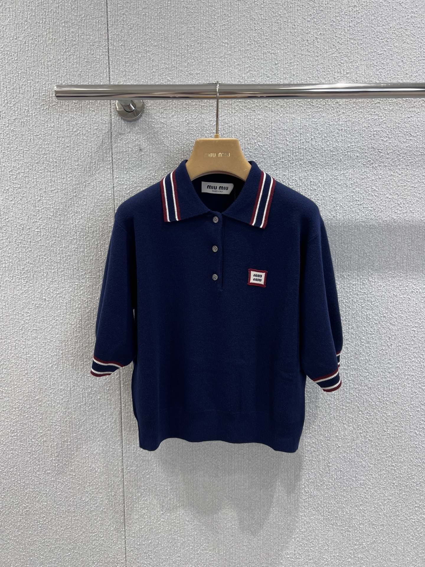 NO:444399,Supports replacement of short-sleeved Miumi* 25Fw early autumn new style, lapel cashmere knitted short-sleeved top + high-waist pleated skirt | Exclusive yb development!  High-end production!  It is a must-see style. The layered outfit is also very suitable for girls of all sizes. It is so lovely!  The little fairies who are very high in daily travel rates can easily control them, so I recommend a set to get it!  It's so beautiful when you walk out of the street. S/M/L real photos are available in stock. Miumiu, skirts, T-shirt, alexander wang19860909支持换款短袖 Miumi* 25Fw早秋新款 翻领羊绒针织短袖上衣+高腰百褶短裙丨独家yb开发！高版出品！简直就是必眼入的款 叠穿搭配也很适合各种身材的女孩 简直整个爱住！日常出街率超高小仙女们都轻松驾驭,推荐一套入手！穿出街简直太好看了现货发售S/M/L实拍细节图,,miumiu,skirts,T-shirt,alexander wang,Women's clothing