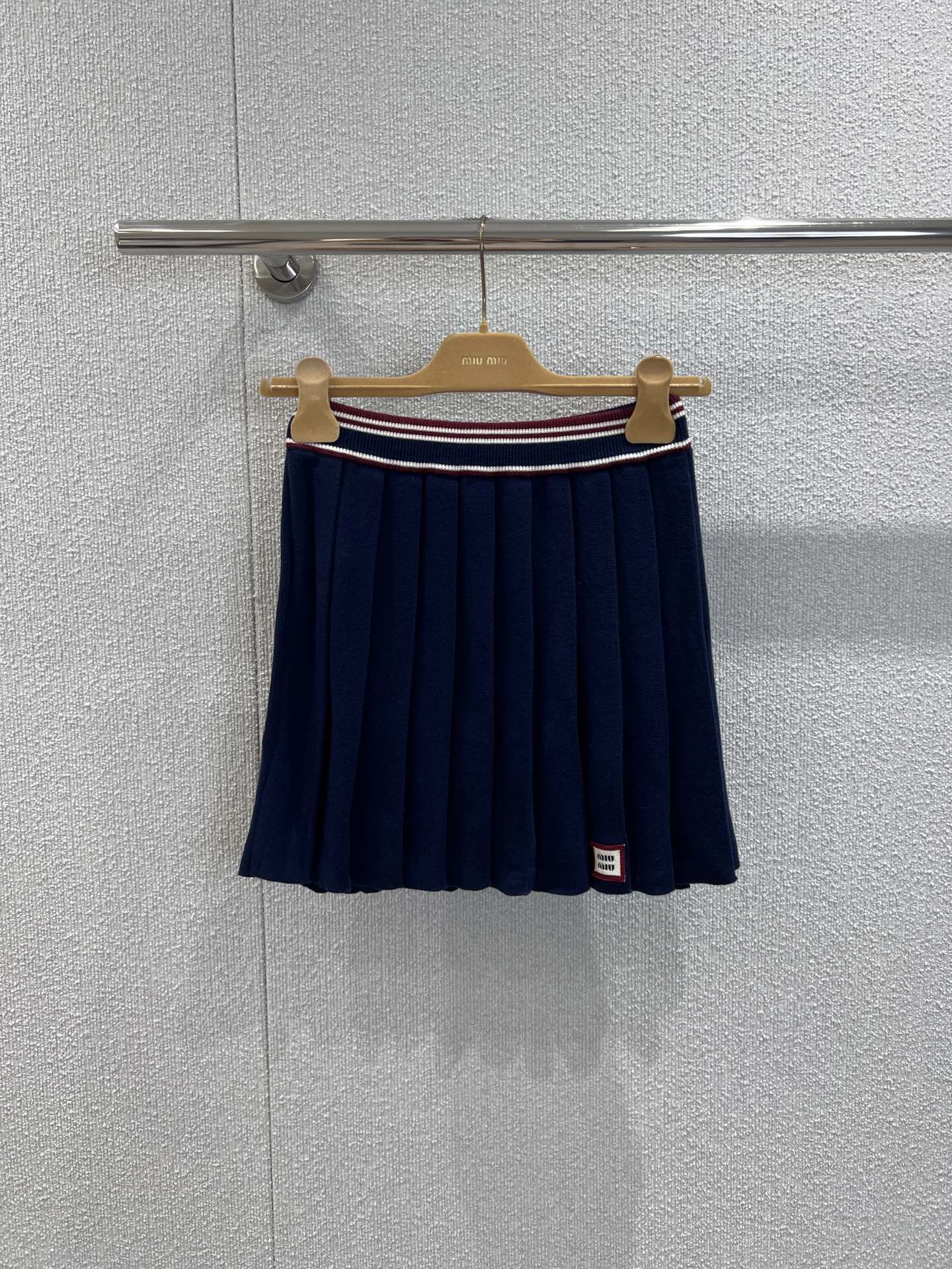 NO:444411,Skirt supports replacement Miumi* 25Fw early autumn new style, lapel cashmere knitted short-sleeved top + high-waist pleated skirt丨Exclusive yb development!  High-end production!  It is a must-see style. The layered outfit is also very suitable for girls of all sizes. It is so lovely!  The little fairies who are very high in daily travel rates can easily control them, so I recommend a set to get it!  It's so beautiful when you walk out of the street. S/M/L real photos are available in stock. Miumiu, skirts, T-shirt, alexander wang19860909半裙支持换款 Miumi* 25Fw早秋新款 翻领羊绒针织短袖上衣+高腰百褶短裙丨独家yb开发！高版出品！简直就是必眼入的款 叠穿搭配也很适合各种身材的女孩 简直整个爱住！日常出街率超高小仙女们都轻松驾驭,推荐一套入手！穿出街简直太好看了现货发售S/M/L实拍细节图,,miumiu,skirts,T-shirt,alexander wang,Women's clothing