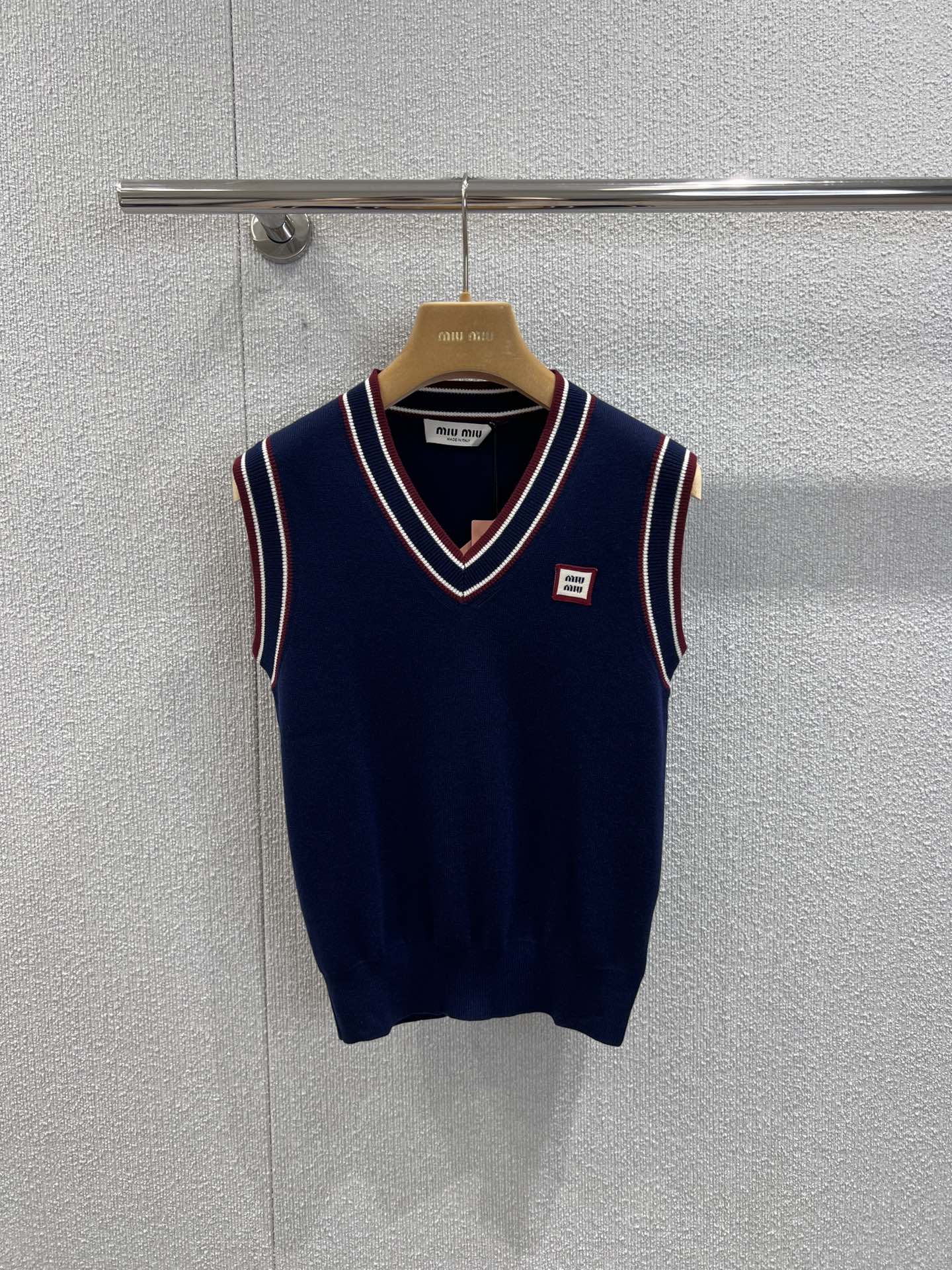 NO:445231,Support replacement Miumi* 25Fw early autumn new style logo college style V-neck sleeveless cashmere knitted vest丨Exclusive yb development!  High-end production!  It is a must-see style. The layered outfit is also very suitable for girls of all sizes. It is so lovely!  The daily street rate is very high, and the little fairies can easily control it. It looks so beautiful when they go out. S/M/L is available for sale in stock. Details of S/M/L, miumiu, alexander wang19860909支持换款 Miumi* 25Fw早秋新款 徽标学院风V领无袖羊绒针织背心丨独家yb开发！高版出品！简直就是必眼入的款 叠穿搭配也很适合各种身材的女孩 简直整个爱住！日常出街率超高小仙女们都轻松驾驭,穿出街简直太好看了现货发售S/M/L实拍细节图,,miumiu,alexander wang,Women's clothing