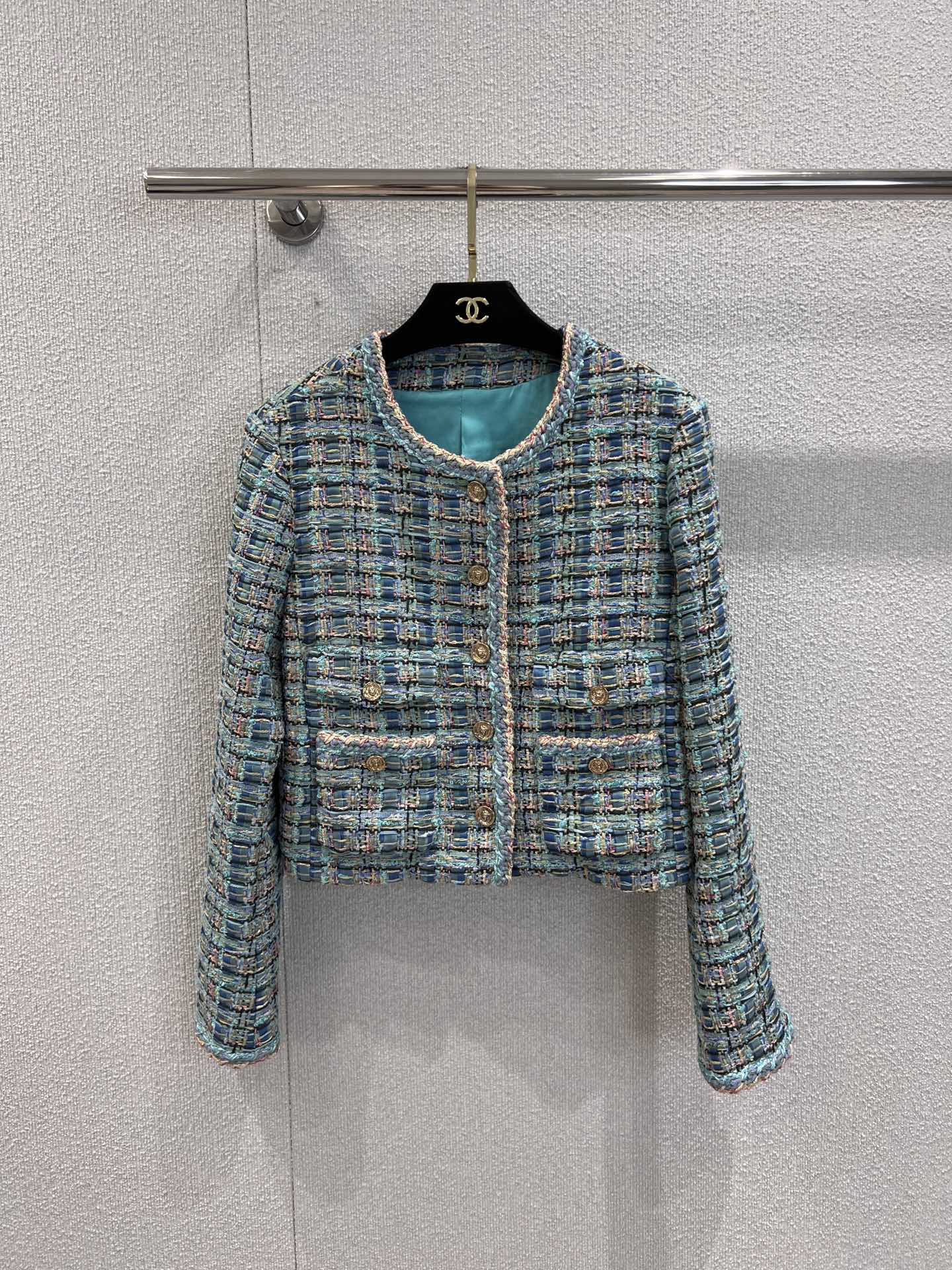 NO:444423,Support replacement Cahen* 25A high-end handicraft workshop series new style, celebrity style blue-green small fragrance style tweed jacket | Exclusive yb development! High-end production! High-end custom tweed fabric, comfortable and lightweight, classic H-shaped, round neck single-breasted pocket design, with unique lion head metal buckle, bright color, the upper body looks very fashionable and elegant, same style as Zhang Junning, S/M/L real-life details pictures, Jackets & coats, alexander wang19860909支持换款 Cahen* 25A高级手工坊系列新款 名媛风蓝绿色小香风粗花呢外套丨独家yb开发！高版出品！高级定制粗花呢编织面料 面料舒适轻盈 经典H版型 圆领单排扣口袋设计 配以独特狮子头金属扣 颜色很亮眼 上身显得非常时尚优雅 张钧甯同款 现货发售S/M/L实拍细节图,,jackets & coats,alexander wang,Women's clothing
