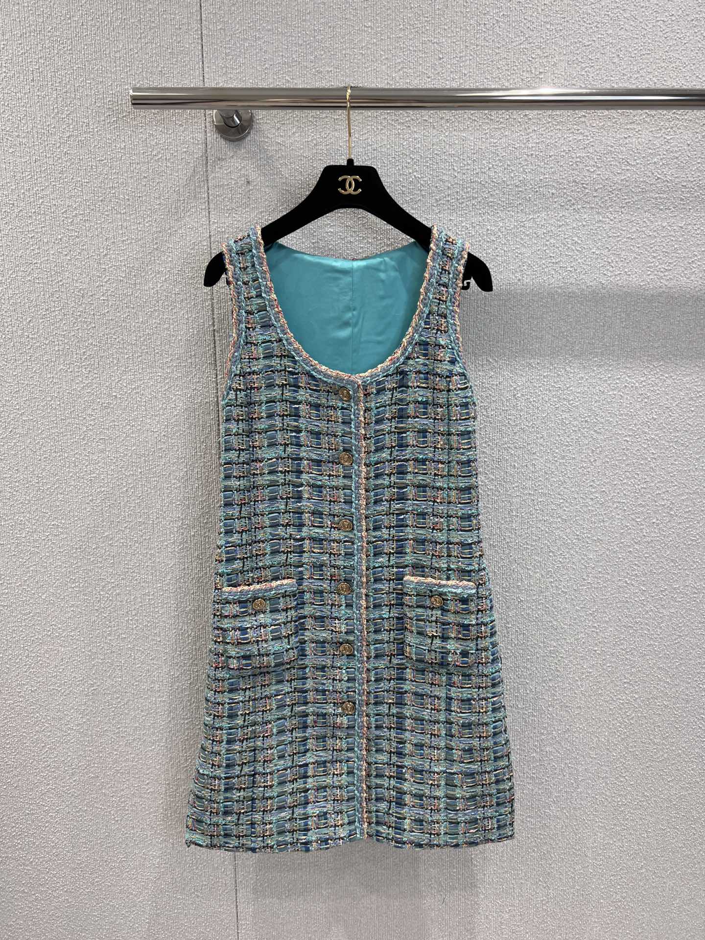 NO:444437,Support replacement Cahen* 25A high-end handicraft workshop series new style, celebrity style blue-green small fragrance style thick tweed sleeveless dress | Exclusive yb development!  High-end production!  High-end custom tweed fabric, comfortable and soft, round neck single-breasted pocket design, with unique lion head metal buckle embellishment, eye-catching color, H-style tailoring, top body looks very elegant, daughter-like, single or layered jackets in the same series are very cute, S/M/L real-life details, skirts, jackets & coats, alexander wang19860909支持换款 Cahen* 25A高级手工坊系列新款 名媛风蓝绿色小香风粗花呢无袖连衣裙丨独家yb开发！高版出品！高级定制粗花呢编织面料 面料舒适柔软 圆领单排扣口袋设计 配以独特狮子头金属扣点缀 颜色很亮眼 H版型剪裁 上身显得非常优雅女儿范 单穿或叠穿同系列外套都很奶思现货发售S/M/L实拍细节图,,skirts,jackets & coats,alexander wang,Women's clothing