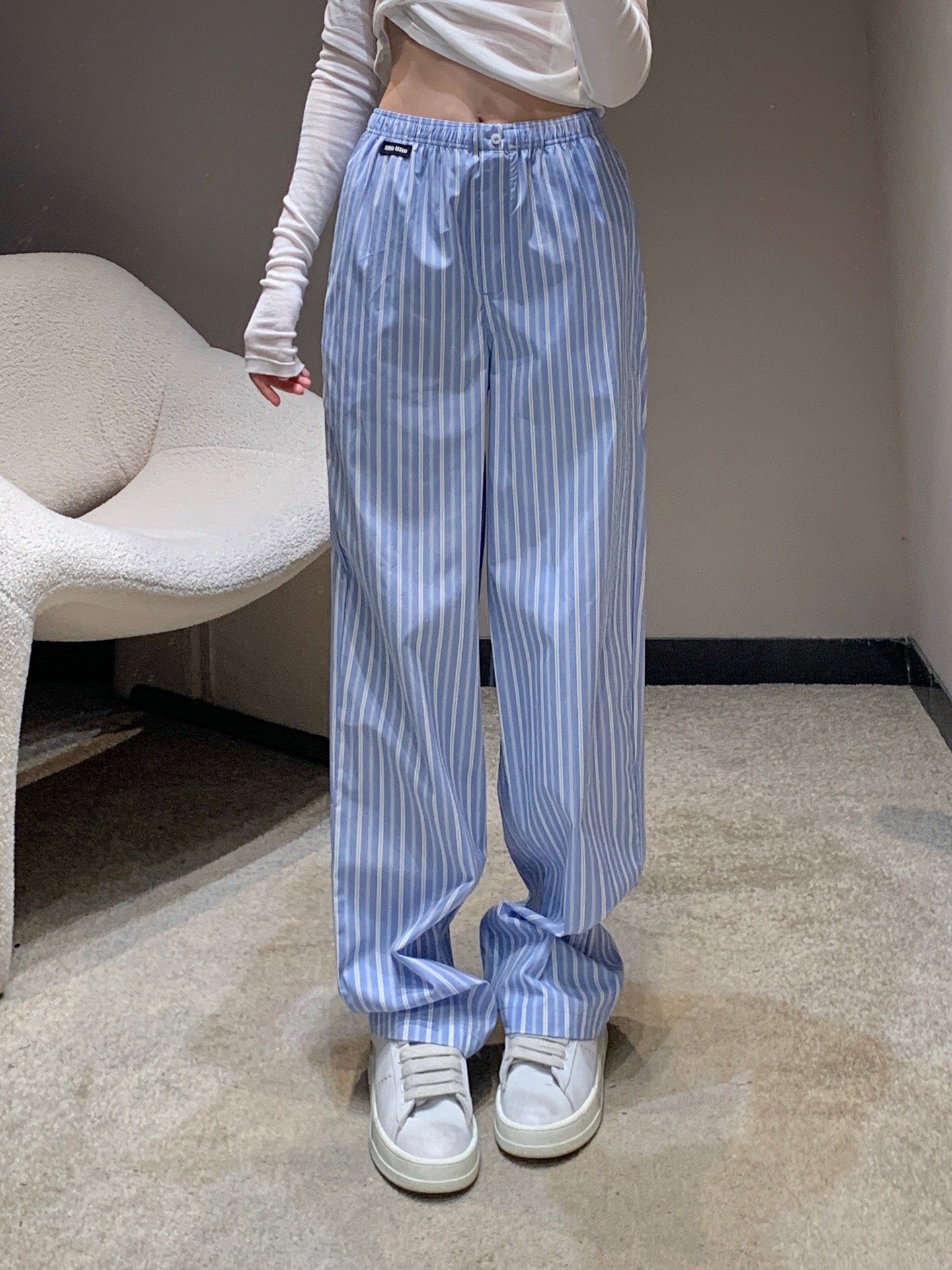 NO:446096,Miumi* 25Ss spring and summer new style cotton striped casual trousers | Exclusive yb development!  High-end production!  Weaving striped fabric, embroidered with brand logo, elastic elastic waist, loose straight style, same style for men and women, on-site S/M/L,,miumiu,alexander wang19860909Miumi* 25Ss春夏新款 棉质条纹休闲长裤丨独家yb开发！高版出品！色织条纹面料 饰有品牌标识徽标刺绣弹力松紧腰围 宽松直筒版型 男女同款 现货发售S/M/L,,miumiu,alexander wang,Women's clothing