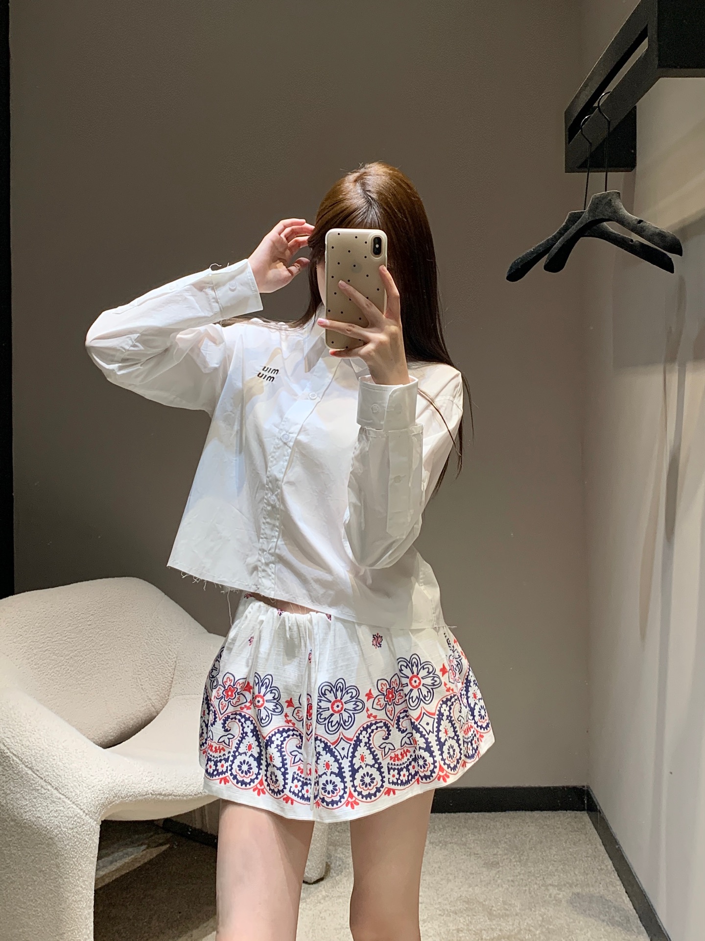 NO:447497,MiuMi* 25Fw early autumn new style logo logo embroidered short long-sleeved shirt丨Exclusive yb development!  High-end production!  A must-have artifact for fashionable top students to reduce their age!  The cute girl-style cuffs and neckline are also detachable, which can be sweet and salty, and age-reducing!  The classic style is versatile and not picky!  Custom imported cotton shirt fabric!  Workmanship quality depends on the details. S/M/L is available in stock, miumiu,shirts,alexander wang19860909MiuMi* 25Fw早秋新款 logo徽标刺绣短款长袖衬衫丨独家yb开发！高版出品！时髦尖子生减龄必备神器！可爱少女风袖口领口也可拆卸设计,可甜可盐气质减龄单品！经典版型百搭不挑人！定制进口纯棉衬衫面料！做工品质看细节.现货发售S/M/L,,miumiu,shirts,alexander wang,Women's clothing