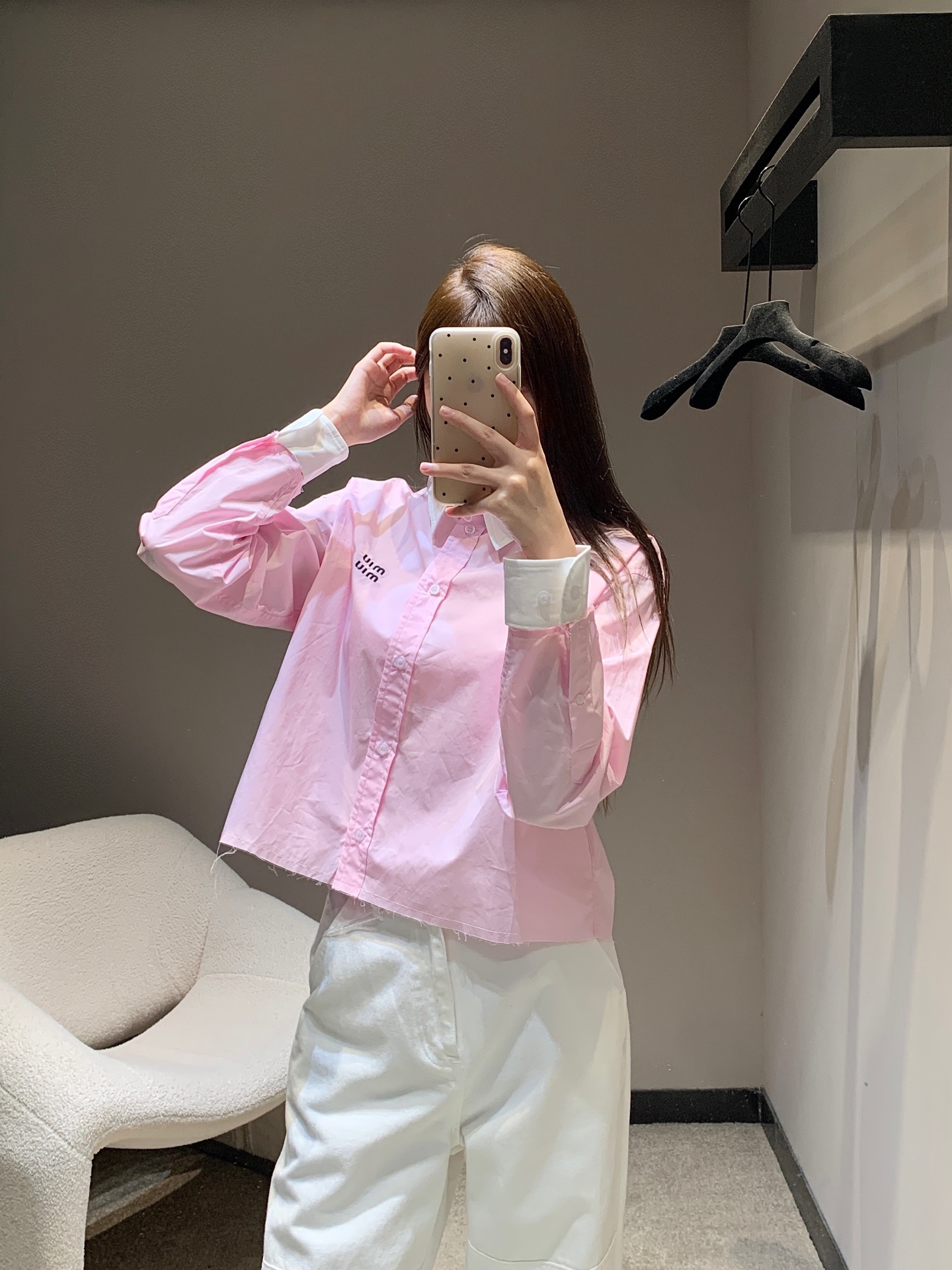 NO:447510,MiuMi* 25Fw early autumn new style logo logo embroidered short long-sleeved shirt丨Exclusive yb development!  High-end production!  A must-have artifact for fashionable top students to reduce their age!  The cute girl-style cuffs and neckline are also detachable, which can be sweet and salty, and age-reducing!  The classic style is versatile and not picky!  Custom imported cotton shirt fabric!  Workmanship quality depends on the details. S/M/L is available in stock, miumiu,shirts,alexander wang19860909MiuMi* 25Fw早秋新款 logo徽标刺绣短款长袖衬衫丨独家yb开发！高版出品！时髦尖子生减龄必备神器！可爱少女风袖口领口也可拆卸设计,可甜可盐气质减龄单品！经典版型百搭不挑人！定制进口纯棉衬衫面料！做工品质看细节.现货发售S/M/L,,miumiu,shirts,alexander wang,Women's clothing