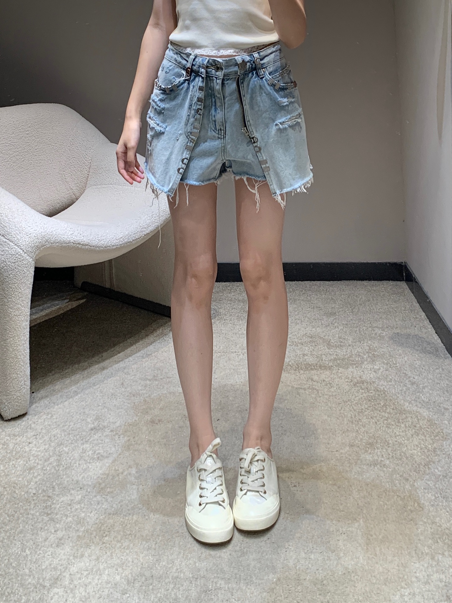 NO:446108,Alexande*Wang 25ss Spring and Summer New Style Metal Decorative Double Jeans Skirts | Exclusive yb development!  High-end production!  Metal decoration, texture and details are online, front trousers, back skirt style double-layer design, super design sense, no need to worry about exposure at all, upper body covers flesh and makes you look thin, does not show your hips wide, overall versatile and exquisite, S/M/L,, skirts, jeans, alexander wang19860909Alexande*Wang 25ss春夏新款 金属装饰双层牛仔裤裙丨独家yb开发！高版出品！金属装饰 质感细节都在线 前裤型后裙版型双层设计 超有设计感的 裤裙设计一点都不用担心走光问题 上身遮肉显瘦 不显胯宽 整体百搭又精致 现货发售S/M/L,,skirts,jeans,alexander wang,Women's clothing