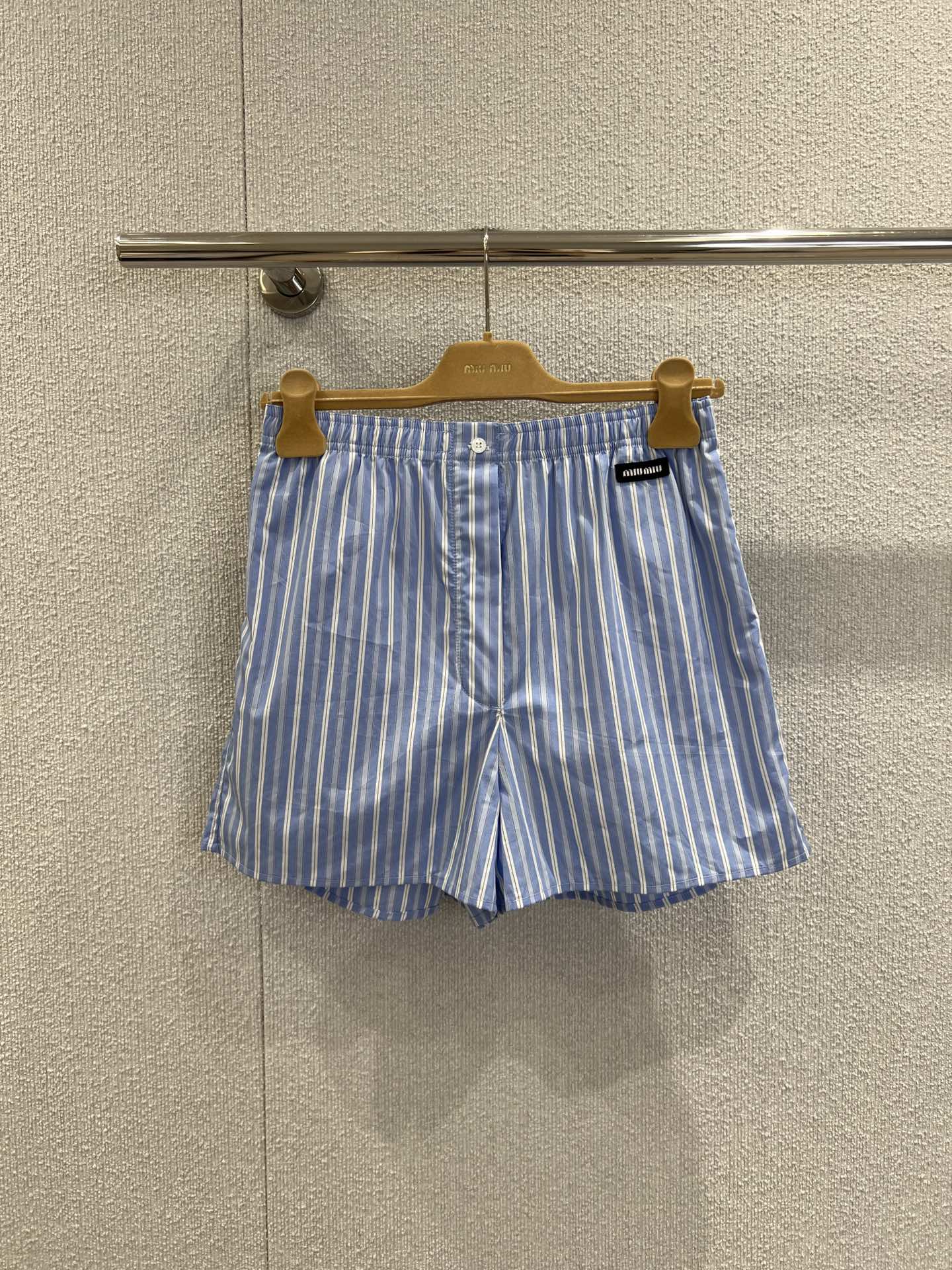 NO:448400,Support replacement Miumi* 25Fw early autumn new style cotton striped shorts | Exclusive yb development!  High-end production!  Colored striped fabric, decorated with brand logo embroidery, elastic waist, loose silhouette hem, versatile style, S/M/L real-life details, miumiu, shorts, alexander wang19860909支持换款 Miumi* 25Fw早秋新款 棉质条纹短裤丨独家yb开发！高版出品！色织条纹面料 饰有品牌标识徽标刺绣 弹力松紧腰围 宽松廓形下摆 百搭款 现货发售S/M/L实拍细节图,,miumiu,shorts,alexander wang,Women's clothing