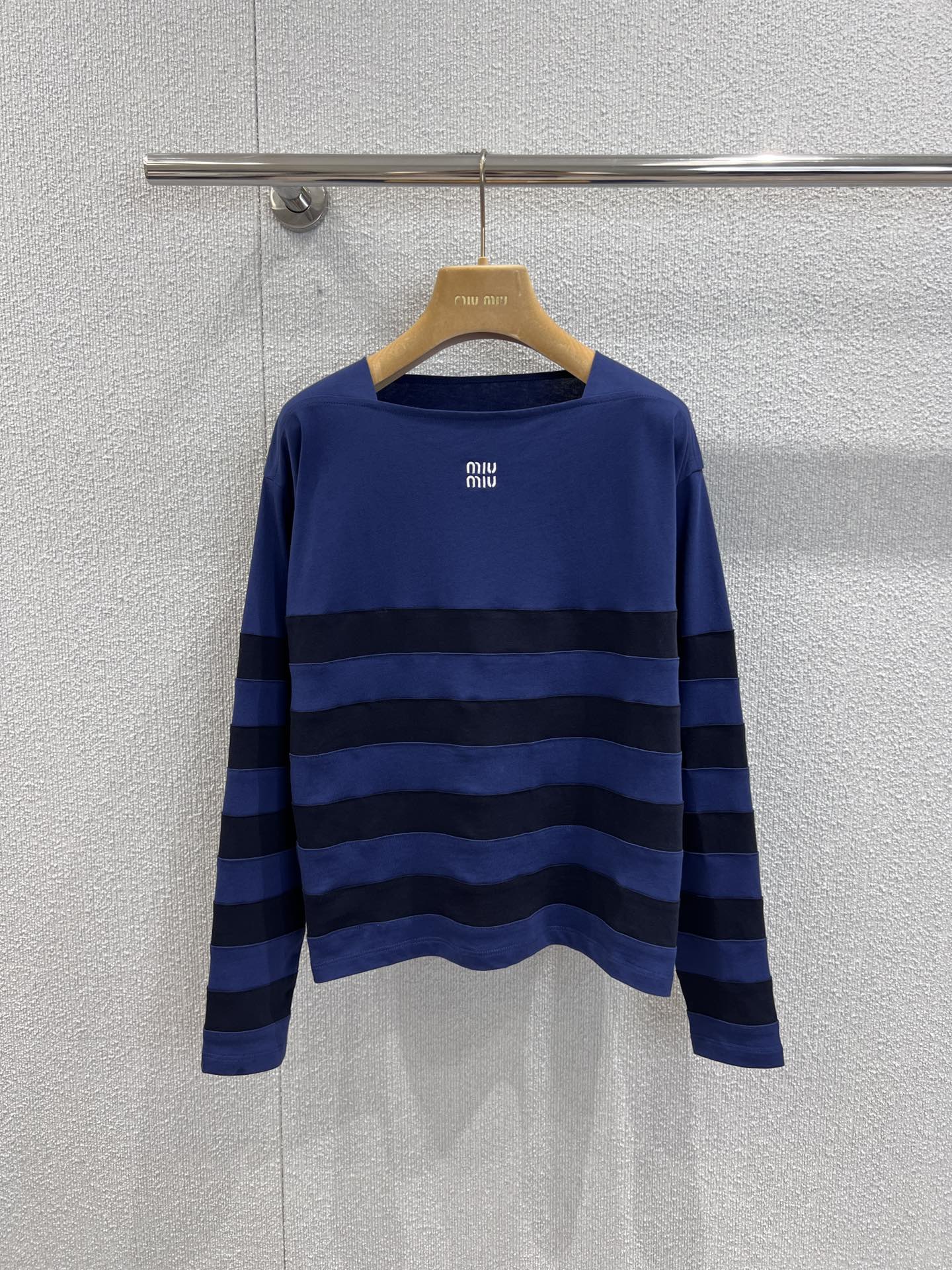 NO:447464,Support replacement MiuMi* 25Ss spring and summer new style, versatile striped loose long-sleeved T-shirt | Exclusive yb development!  High-end production!  This is simply a magical tool for concave shape!  The style of an INS blogger can easily make you look good and cheated. The exquisite style of the upper body perfectly shows the beautiful curves!  Whether paired with shorts or short skirts or work jeans, it is easy to wear a good body proportion. S/M/L real photos are available in stock, miumiu, skirts, shorts, jeans, tees, t-shirt, alexander wang19860909支持换款 MiuMi* 25Ss春夏新款 百搭条纹宽松长袖T恤丨独家yb开发！高版出品！这款简直就是凹造型神器！随意上身都是INS博主风轻轻松松就能让你颜值开挂 精致版型上身完美展现优美的曲线！版型日常无论搭配短裤短裙 或者工装牛仔裤轻松穿出好的身材比例 现货发售S/M/L实拍细节图,,miumiu,skirts,shorts,jeans,tees，t-shirt,alexander wang,Women's clothing