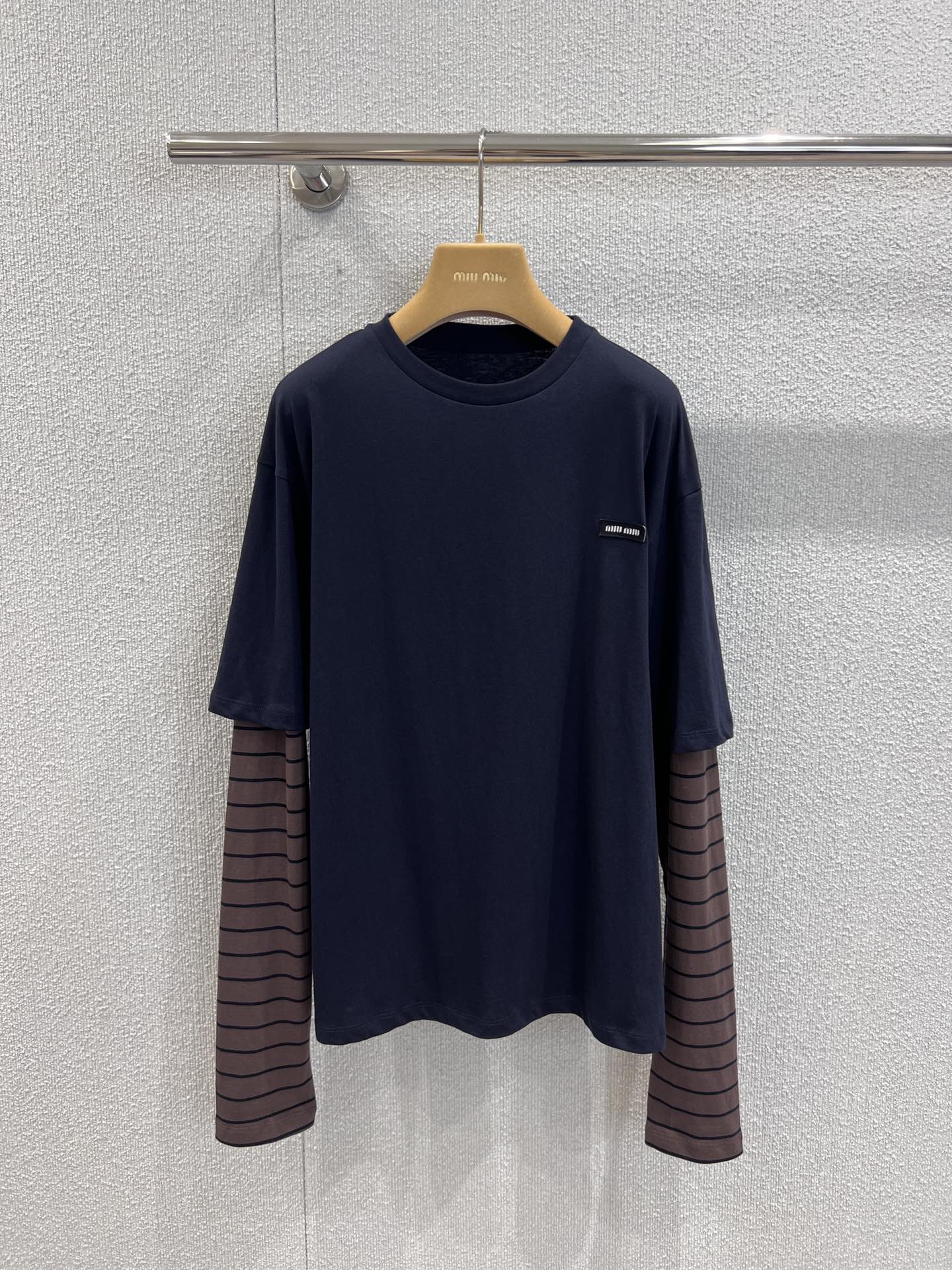NO:451722,Support replacement of Miumi* 25Fw early autumn new style, college style navy blue spliced ​​stripes fake two-piece long-sleeved T-shirt | Exclusive yb development!  High-end production!  Two must-have items for wardrobe!  Simple yet stylish!  A very personalized design style!  A long-sleeved T-style photo shoot that makes a great comedy!  Full of fashion sense!  Classic and pleasing to the eye, people want to have it at first sight~ The concave shape is perfect and easy to wear to the street feel~ The loose style~ The real details of S/M/L are on sale in stock, miumiu, tees, t-shirt, alexander wang19860909支持换款Miumi* 25Fw早秋新款 学院风藏蓝色拼接条纹假两件长袖T恤丨独家yb开发！高版出品！衣柜必备款假两件来咯！简单又不失格调！个性十足的设计风格！出街拍照非常出片的一款长袖T！时髦感十足！经典又耐看让人一看就想拥有～凹起造型来妥妥的好看轻松穿出街头感～宽松版型～现货发售S/M/L实拍细节图,,miumiu,tees，t-shirt,alexander wang,Women's clothing