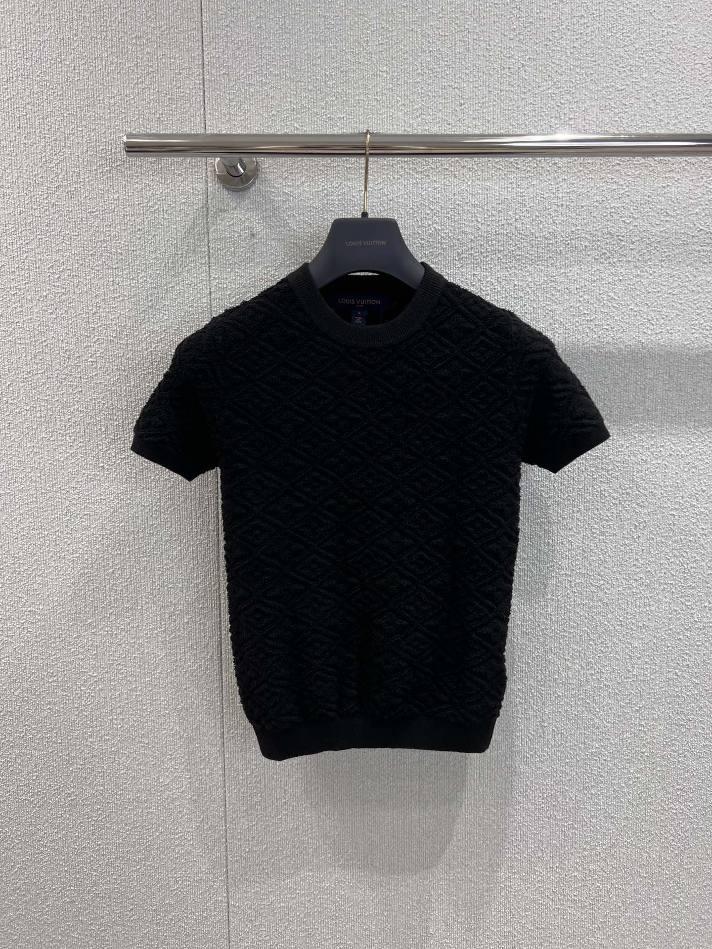 NO:447451,Tops, shorts support replacement Louis Vuitt*n 25Ss spring and summer new style, four-leaf clover jacquard round neck short-sleeved knitted top + drawstring shorts set | Exclusive yb development!  High-end production!  The temperament is versatile black, exquisite regular version, and looks slim with huge upper body!  Customize the latest jacquard craftsmanship, low-key and luxurious!  A must-have item for fashionable things unlocks all outfits!  Determine the quality of my home!  Classic items are fashionable and high-end, and the classic style is versatile and not picky!  S/M/L real photos, louis vuitton, shorts, T-shirt, alexander wang19860909上衣 短裤支持换款 Louis Vuitt*n 25Ss春夏新款 四叶草提花圆领短袖针织上衣+抽绳短裤套装丨独家yb开发！高版出品！气质百搭黑色系 精致常规版型上身巨显瘦！定制最新提花工艺 低调奢华！时髦精必备单品解锁所有穿搭！认准我家品质！经典单品时髦又高级 经典版型百搭不挑人！现货发售 S/M/L实拍细节图,,louis vuitton,shorts,T-shirt,alexander wang,Women's clothing