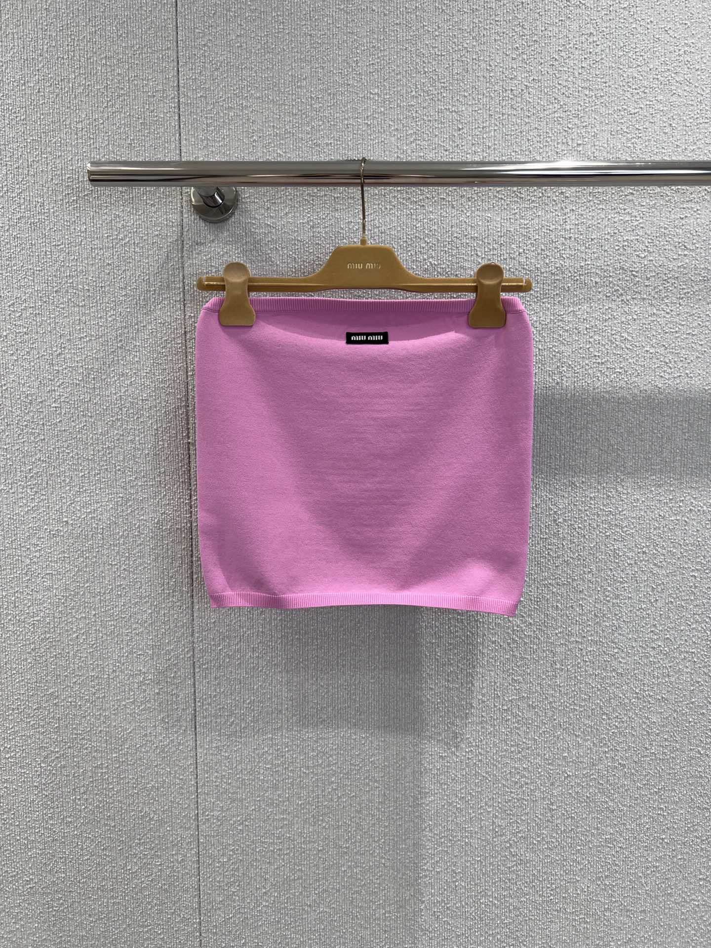 NO:447426,Support replacement Miumi* 25Ss spring and summer new model, micro-label fluorescent color knitted tube top | Exclusive yb development!  High-end production!  Imported yarn weaving, delicate texture, soft and comfortable, flat-mouth strap cutting, threaded edges add exquisite tone, slim fit style to create a fashionable temperament, slim and inclusive body, two fluorescent bright colors available in the whole body, embellished with the center letter logo, displaying elegant and sweet brand tone, the strap top is extremely matched, unlocking various outfits!  S/M/L real photos, miumiu, alexander wang19860909支持换款 Miumi* 25Ss春夏新款 微标荧光色针织抹胸丨独家yb开发！高版出品！进口纱线织造 细腻肌理 柔软舒适 平口抹胸裁剪 螺纹包边增添精致调性 修身版型穿出时髦气质 显瘦包容身材 通体两款荧光亮色可选 居中字母徽标点缀 展示优雅甜美的品牌调性 抹胸上衣搭配性极高 解锁各种穿搭方式！现货发售S/M/L实拍细节图,,miumiu,alexander wang,Women's clothing