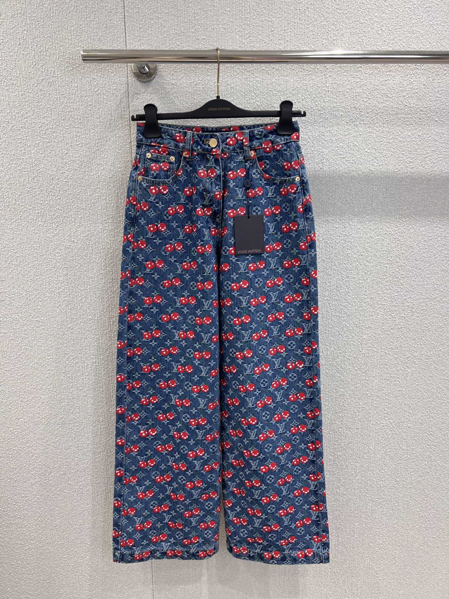 NO:448392,Support replacement LouisVuitt* 25Fw early autumn new style, full-print letter cherry jean trousers丨Exclusive high-end production!  Hot products are coming, cotton denim material, enzyme washing process, full print letter cherry design, inside is also full print, can be rolled up, it is a different feeling~ The overall design highlights the brand tone, the style is good, slim, overall fashionable and fashionable, light luxury online, S/M/L real-life details pictures are available in stock,, louis vuitton, alexander wang19860909支持换款 LouisVuitt* 25Fw早秋新款 满印字母樱桃牛仔长裤丨独家高版出品！爆款来袭 全棉牛仔材质 酵素水洗工艺 满印字母樱桃设计 内里也是满印哦 可卷裤脚穿 又是不一样的感觉~ 整体设计彰显品牌调性 版型好看 显瘦整体时髦洋气 轻奢感在线 现货发售S/M/L实拍细节图,,louis vuitton,alexander wang,Women's clothing